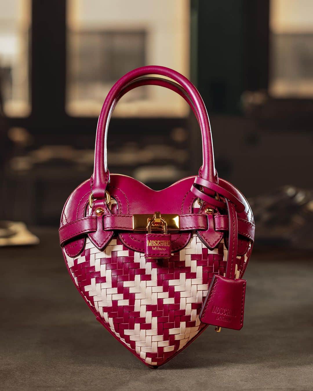 のインスタグラム：「Crafted to covet.   The Moschino Heartbeat bag, made from woven Italian leather and adorned with its own mini-padlock and key, is yours to love this Pre-Fall.   Shop now at the link in our bio.   #Moschino #MoschinoHeartbeatBag」