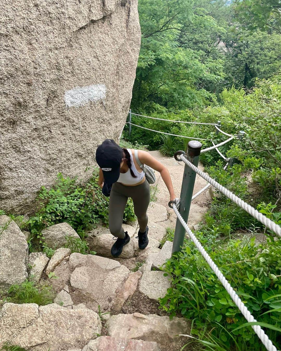 ドヒさんのインスタグラム写真 - (ドヒInstagram)「조만간 야경보러 다녀와야지 #인왕산 ⛰️ 짧은코스였지만 확실히 여름 등산이라 땀이 제대로 터져서 오히려 좋ㅇㅏ따😊✨💦」7月8日 23時17分 - mdh0925_