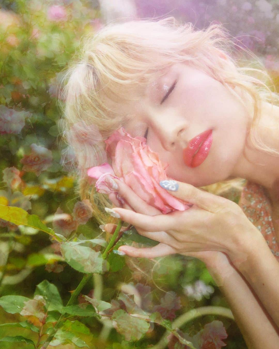 山本ソニアのインスタグラム：「🌹🩰　 Brigitte Bardot summer vibe   merci photo @kisimari_love  h&m @ayato_i_am  stylist @kumeyuna   #photography #tokyomodel #rose #brigittebardot #blondhair」