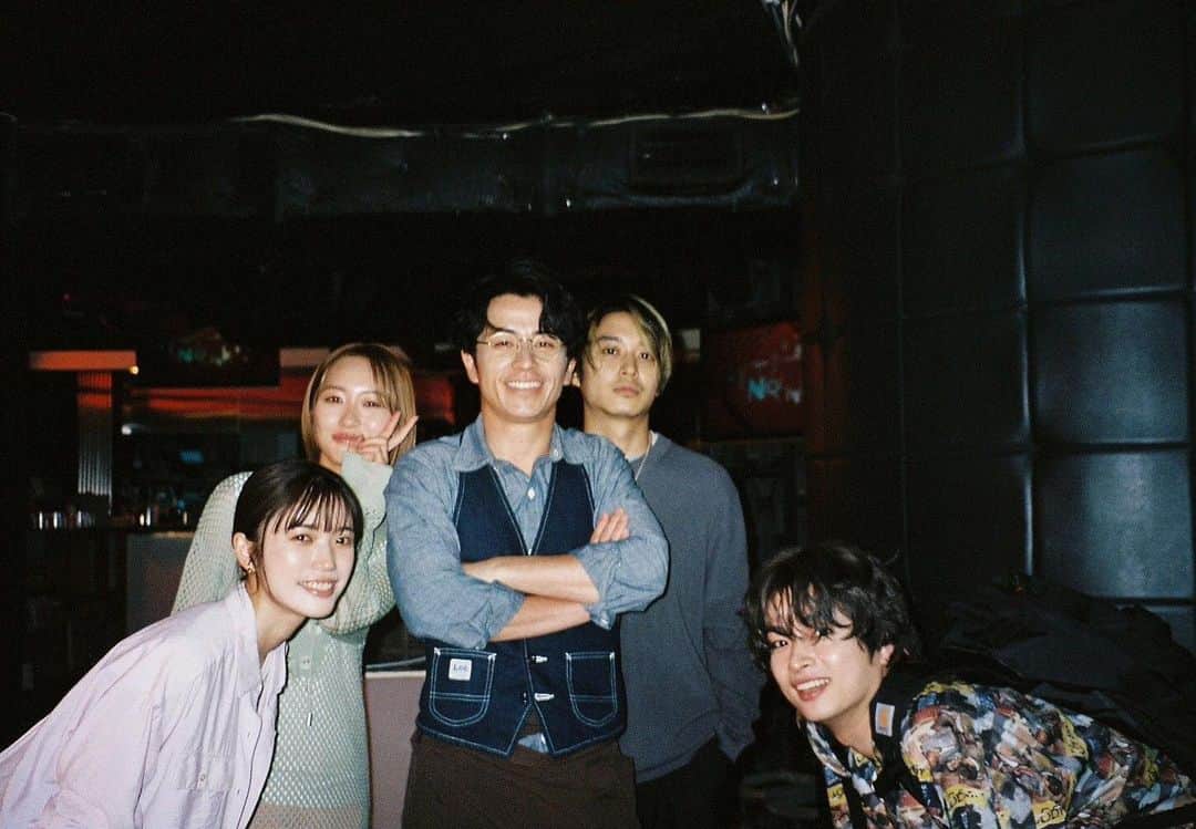 美山加恋のインスタグラム：「オフショット💓  昔みんなで働いていた「呑気」 元バイト先によく集まります。そこでの会話も注目です☺︎  @dramal_abctv  #アラクオ #佐藤大樹( #EXILE / #FANTASTICS) #美山加恋 #工藤遥 #松岡広大 #曽田陵介 #藤森慎吾 #平岡祐太 #ABCテレビ 7/9(日) よる11:55～ #テレビ朝日 7/8(土) 深夜2:30～」
