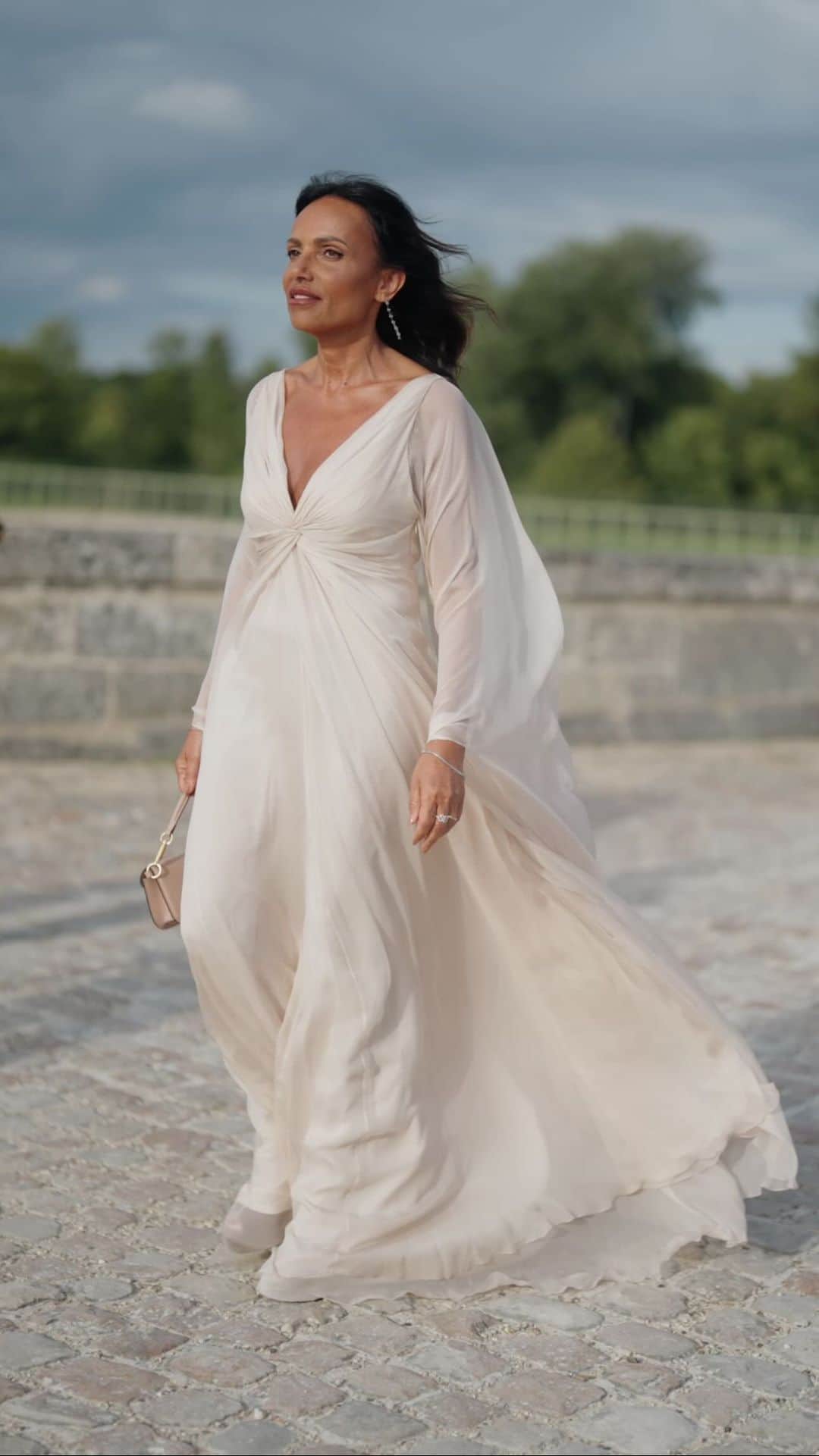 のインスタグラム：「This week at the Château de Chantilly, friends and family including @simona_caggia @bennipiccioli, @stella_piccioli, @vittoria.disavoia, @courauclotilde and @salmaabudeif celebrated Creative Director @pppiccioli and his new #ValentinoHauteCouture collection.   For the show, guests were seen in full Valentino looks, and accessorized with #VALENTINOGARAVANI bags and shoes, along with the #ValenTie  #ValentinoUnChateau #ValentinoHauteCouture Videographer: @nishajohny @jonathanjacobs_」