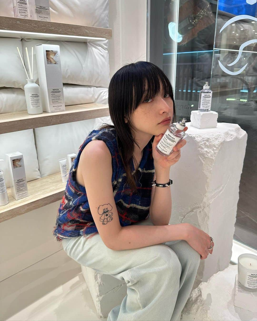 ハンナ・チャンのインスタグラム：「Maison Margiela Fragrances Store now at K11 Musea!  The store features an interactive LED screen that activates when customers pick up a specific fragrance. The screen springs to life and displays a bespoke video capturing the scent’s ambience.   Maison Margiela fragrance embarked on an exclusive creative collaboration with French artist Olga Prader, transforming the boundary between nature and the city. Prader's evocative illustrations capture the essence of love and shared memories, reflecting Maison Margiela's ethos of evoking emotions through scent.  Delve into the world of bespoke personalization with your 100ml fragrance purchase. Customize your couture pouch with a picture of your choice and add a meaningful touch to the fragrance label with a name, phrase, or special characters that hold significance to you.   @maisonmargielafragrances #maisonmargielafragranceshk #smellslikememories #K11MUSEA  #maisonmargielahk」