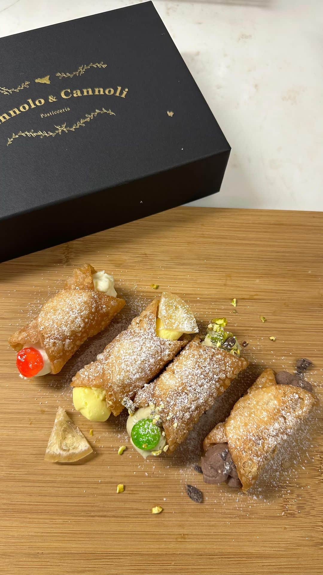 のインスタグラム：「🇮🇹🤤🧇 　 　 カンノーリ初めて食べた🤤 　 カンノーリはイタリアの伝統菓子🇮🇹 リコッタチーズのクリームを カリカリの生地に詰め込んだお菓子。  "おうちでカンノーリ"っていうキットは 食べる直前に自分で クリームを入れることで サクサクの生地が味わえる。おいしい😋 　  @cannolo_cannoli  #ギフト#お取り寄せギフト#洋菓子#ホームパーティー#おうちグルメ#カンノーリ#PR」