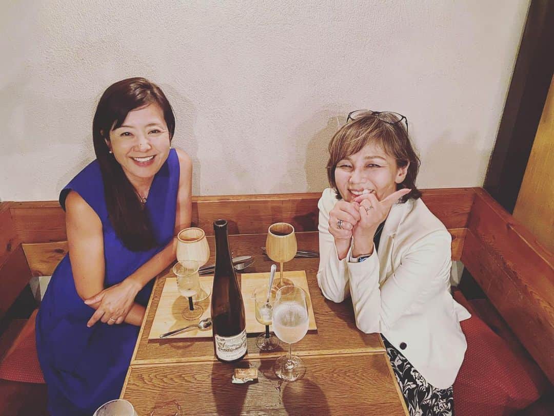 菊間千乃のインスタグラム：「リースリング講座の3部作、アルザス、ニューヨーク、ドイツが無事に終わりまして、ほっと一息。 ワイン選定からレジュメまで(アルザスに至ってはワインの買い付けまで)ぜーんぶ1人でやるのは、なかなかハードですが、受講生の皆さまが、地方から来てくださったり、他のワインスクールから来てくださって。その想いに応えたいなぁと思いながらの３ヶ月でした❣️ ありがとうございました。 ワインスクールの恩師の塩入先生と、大好きなコテ・フーで林さんのお話しを聞きながら、大好きなリースリングとタルトフランベをいただく夜。素晴らしいなぁー❤️」