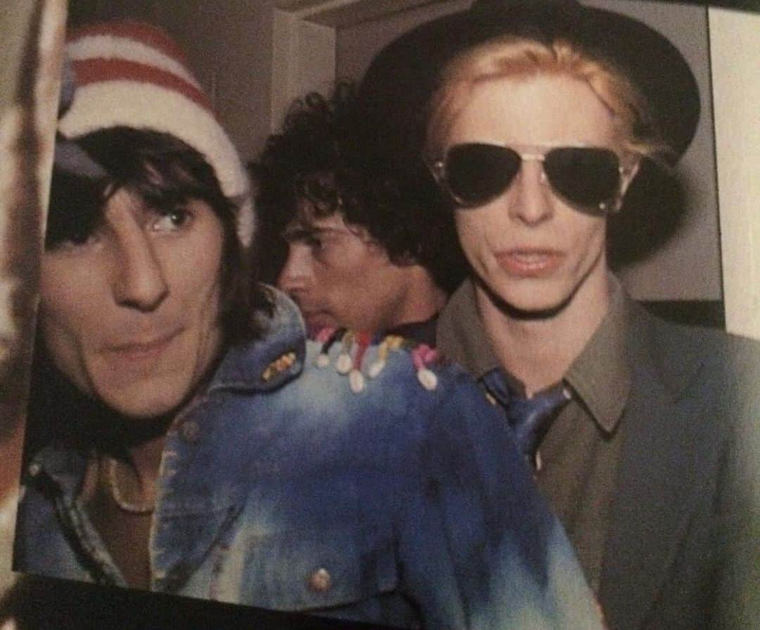 ロン・ウッドさんのインスタグラム写真 - (ロン・ウッドInstagram)「Ronnie and David Bowie, 1975😎 Ronnie played guitar on the track ‘It’s Only Rock ‘n’ Roll (But I Like It)’ and David sang backing vocals🎸🎙 #ronniewood  #davidbowie @davidbowie」7月8日 23時27分 - ronniewood