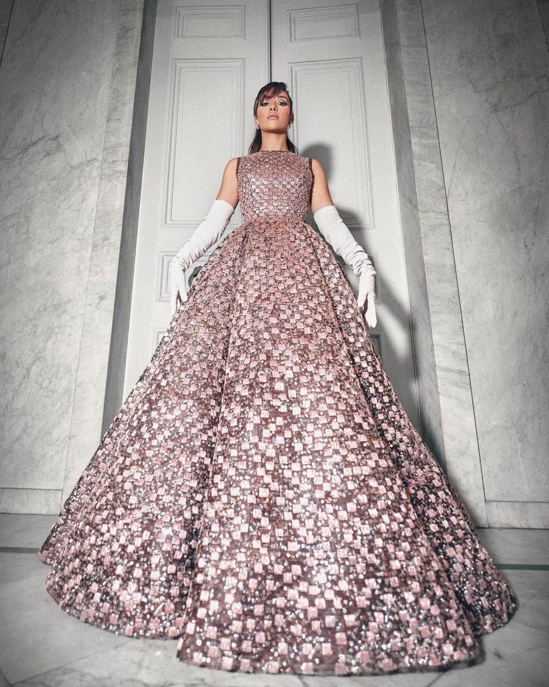 Balqees Ahmed Fathiのインスタグラム：「And it's 1 million already and trending 🔥  هذا اللوك من اجمل لوكاتي في كليب #الف_روح  Thank you my family at @maisonvalentino for this amazing couture dress ❤️  Styled by @cedrichaddad  Makeup @hildadaagher  Hair @victorkeyrouz  Photos @georgess_saliba」