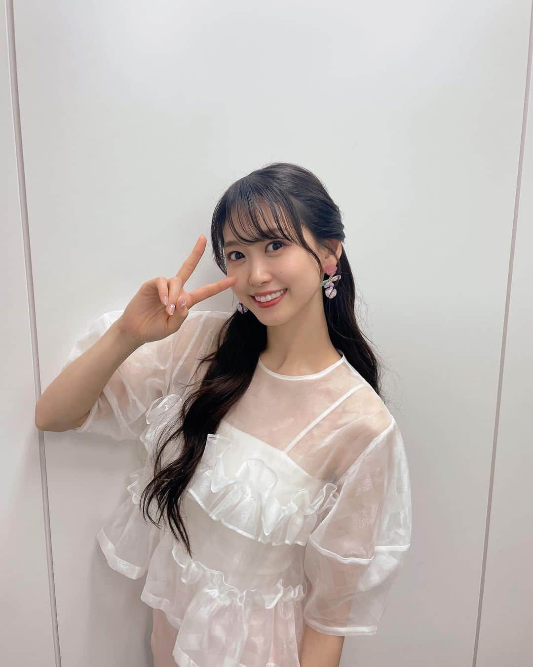 芹澤優のインスタグラム：「🐽  KOOfes 楽しすぎましたっ  DJ KOOさん きつねさん GENICのお2人  ありがとうございました〜✨  私服 トップス　@honeymihoney_official  スカート　@honeymihoney_official  サンダル　@31sonsdemode  ピアス　@shein_japan   #はらへったんこぶた #豚っぽいピンクって可愛いよね #ピンクっていいよね」