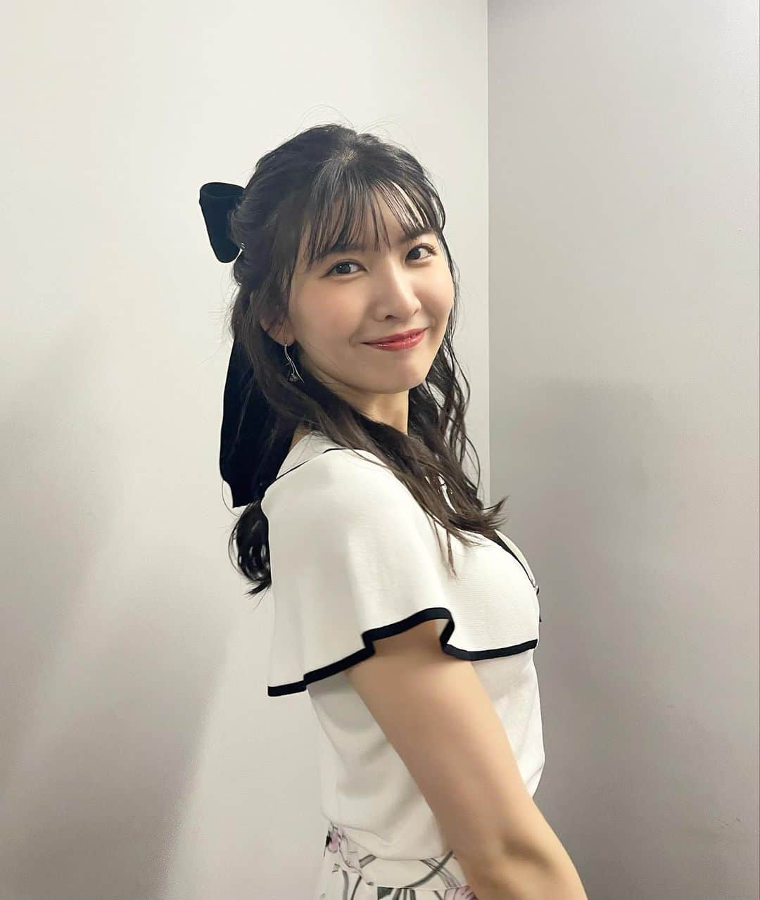 のインスタグラム：「こんなにパワーをもらう日は 久しぶりでした✴︎  ステージから見た雰囲気がとてもあたたかくて。ライトが灯る一体感、皆さんのお顔を1人1人見ることができる嬉しさ。じーんと胸が熱くなりました。  ファンミーティング、会場参加の方も画面越しの皆さんも、本当にありがとうございました！  ふわっと華やかなトップスとスカート🤍 大きなリボンがかわいくて 華やかな髪型にずっとルンルン。 👗 : @mischmasch_official 👡 : @dianashoespress  stylist : @_marino_t さん hair&make : @groove_nanae さん  素敵なお衣装とヘアメイクを ありがとうございました🌼  #ウェザーニュース #お天気キャスター #ヘアメイク #アナウンサー #キャスター」