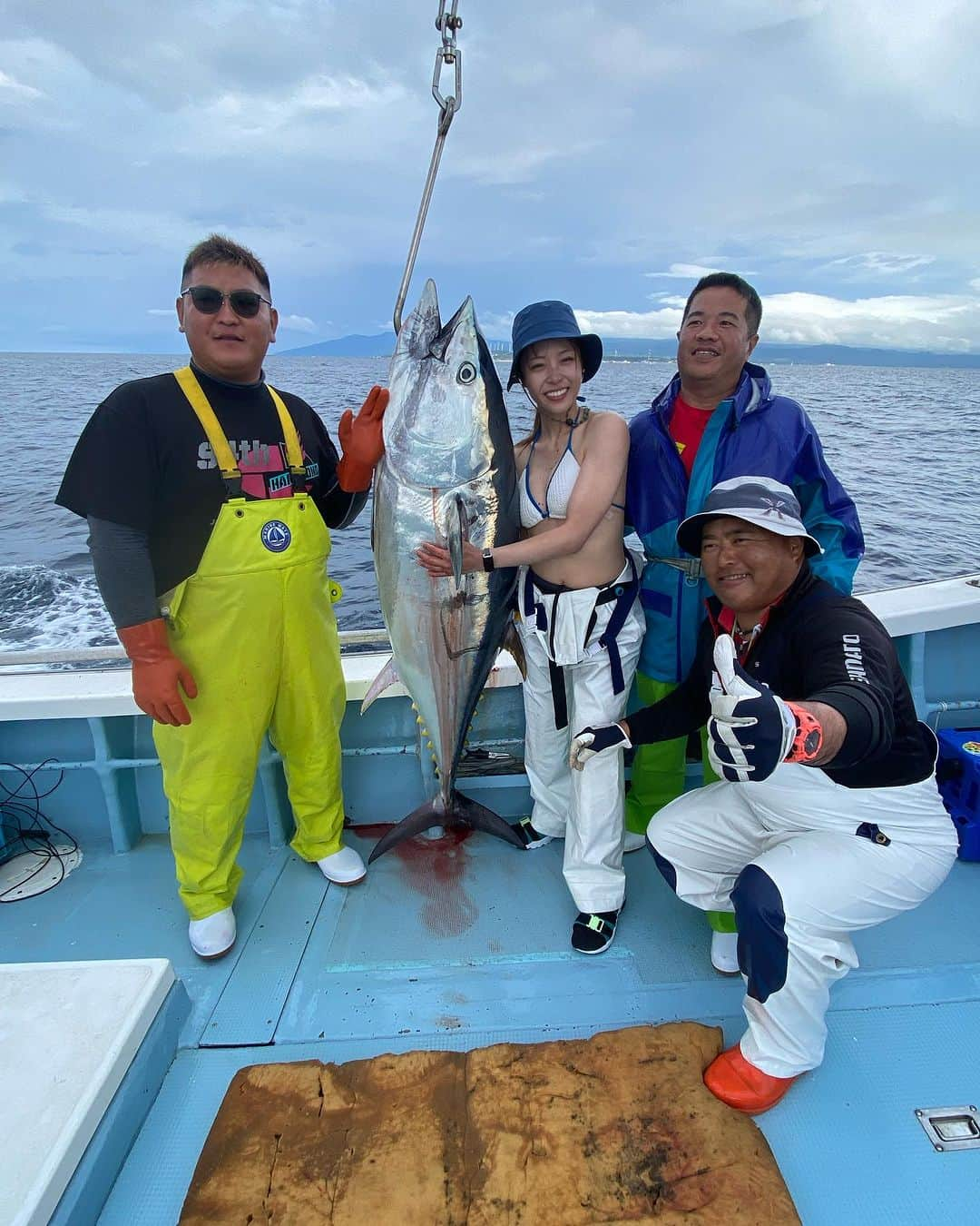 吉野七宝実さんのインスタグラム写真 - (吉野七宝実Instagram)「7月の頭に大間にマグロを釣りに行きました！  やっぱりマグロはロマンがありますね！！！  皆で協力して取った一本です！！  一緒に行った皆様、船長、中乗りさん、ありがとうございました☺️  #マグロ　#大間　#釣り」7月8日 23時39分 - shihomi0305