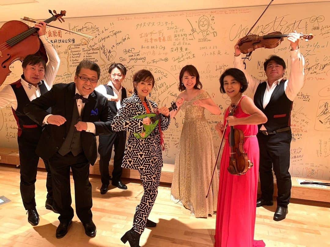 高嶋ちさ子さんのインスタグラム写真 - (高嶋ちさ子Instagram)「新潟リュートピアホール いつもながら素晴らしいホールでした 舞台袖で、江口君のチェロを借りて練習する私。 最近息子レッスン見てるうちに、弾けるようになってきた。 チェロって本当に素晴らしい楽器  今日は荻野目洋子さんの人間性が素晴らしく、私がより悪人に見えてしまう回でした… 本当に可愛い方です。  終演後バスに４時間揺られ富山へ。 美味しいお寿司堪能しました🍣」7月8日 23時42分 - chisakotakashima