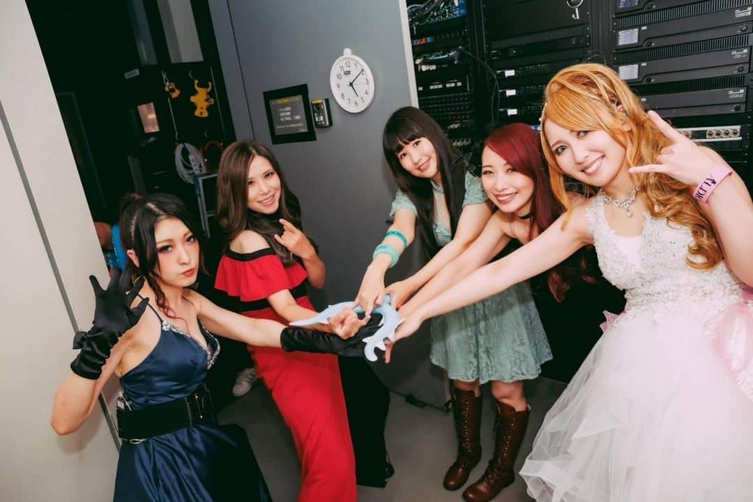 トキのインスタグラム：「円陣！！！  Photo by @sai_cho_823  #Aldious #大山まき #アルディアス #GRADIENTツアー #渋谷streamhall #ESP #hughesandkettner」