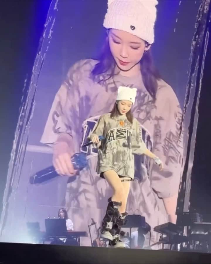 TAEYEONのインスタグラム：「🐈‍⬛🤍🇯🇵  @taeyeon_ss  #태연 #TAEYEON」