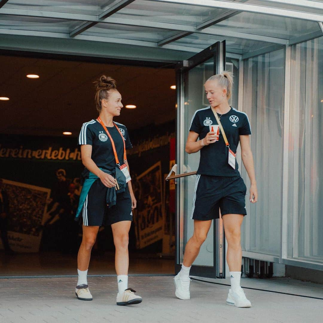 Lina Magullさんのインスタグラム写真 - (Lina MagullInstagram)「🖤❤️💛 & jetzt pure Freude auf den Fußball-Sommer! Leggoooo 🦾  #imteam #worldcup #australia #newzealand」7月8日 23時45分 - linamagull