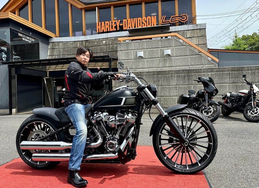 中野猛さんのインスタグラム写真 - (中野猛Instagram)「Harley-Davidson FXSBブレイクアウトが納車されました。  バイクライフの集大成です。 まあ、60歳で社長引退ができなかった自分へのモチベーションアップの為の報酬みたいなもんだね。 310kgのハーレーを人生最後に制覇してやる。  まあ、人生は1回きりですから。  #ハーレーダビッドソン　#HarleyDavidson  #FXSB #ブレイクアウト117  #ジェムケリー　#GEMCEREY」7月8日 23時47分 - takeshi__nakano