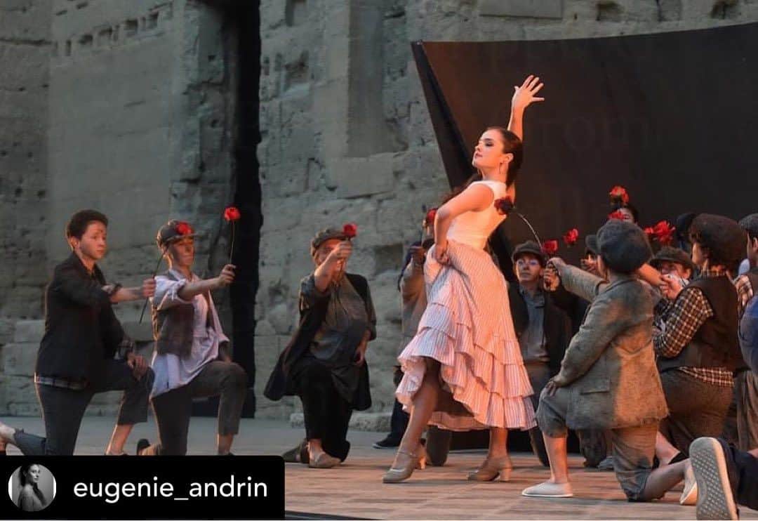 アイリーン・オルベラのインスタグラム：「CARMEN, c’est ce soir, aux @choregies! 🌹 💃 @ireneolvera08  📸 @choregiessimo Philippe Gromelle   #opera #danse #artlyrique #carmendebizet #flamenco  … Esta tarde estreno de Carmen en el @theatreantiquedorange_officiel  ❤️🌹❤️ … This afternoon premiere of Carmen at the @theatreantiquedorange_officiel ❤️🌹❤️ . . . #momentosunicos #feliz #agradecida #dancer #flamenco #ireneolvera #art #love #happy #lyrics #pictureoftheday」