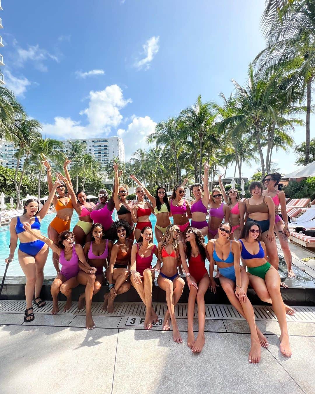 Sports Illustrated Swimsuitさんのインスタグラム写真 - (Sports Illustrated SwimsuitInstagram)「Excuse us as we take a quick intermission from last night’s recap to enjoy a much needed water workout with @leftonfriday for day✌️ of #MiamiSwimWeek 👙   What’s your go-to morning workout on the weekends?」7月8日 23時53分 - si_swimsuit