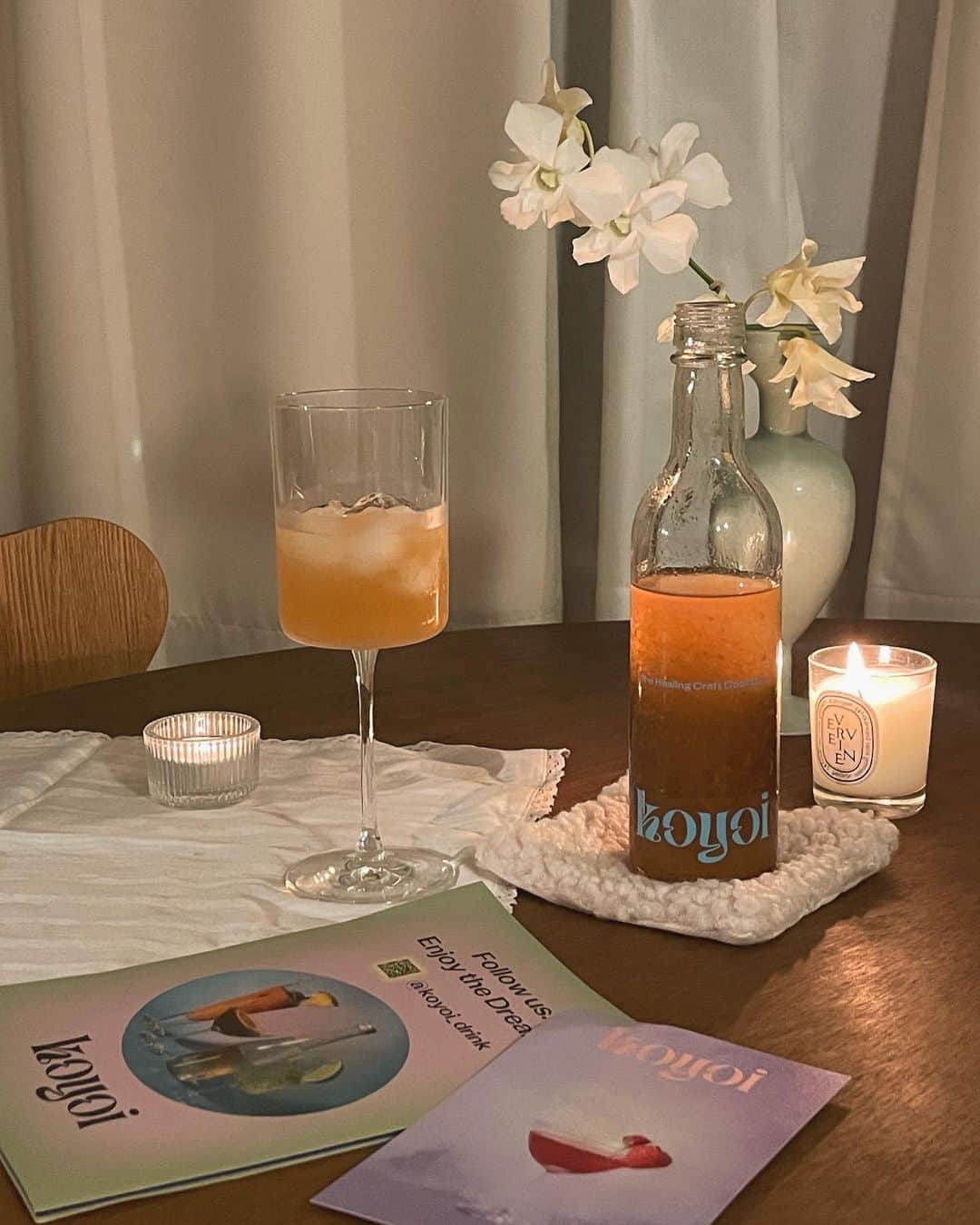 のインスタグラム：「𝑺𝒂𝒕𝒖𝒓𝒅𝒂𝒚 𝑵𝒊𝒈𝒉𝒕 ✧  今週もお疲れ様でした🌙 生まれ変わってもよろしく (いま一番配信を楽しみにしてるドラマ) 最新話みながらひとりで乾杯🍸  @koyoi_drink からギフティングしていただいたクラフトカクテル。ここぞという時に飲もうととっておいてたの、あけちゃった ⸝⸝ ᷇࿀ ᷆⸝⸝ koyoiはパッケージがめちゃかわいくてコンセプトも素敵なクラフトカクテルブランド。 自然由来の原料にこだわったナチュラル製法なのも嬉しいし、低アルコールだから心地よい一人飲みにもちょうどいい🌃 わたしがチョイスした "Suite room" はいちごと白ぶどうとバラの香りの甘めのカクテル。 ほかのラインナップも全部美味しそうなんだー🩵 デザインも可愛いし友だちへのギフトにもよさそうだよ✧  #koyoi #pr」
