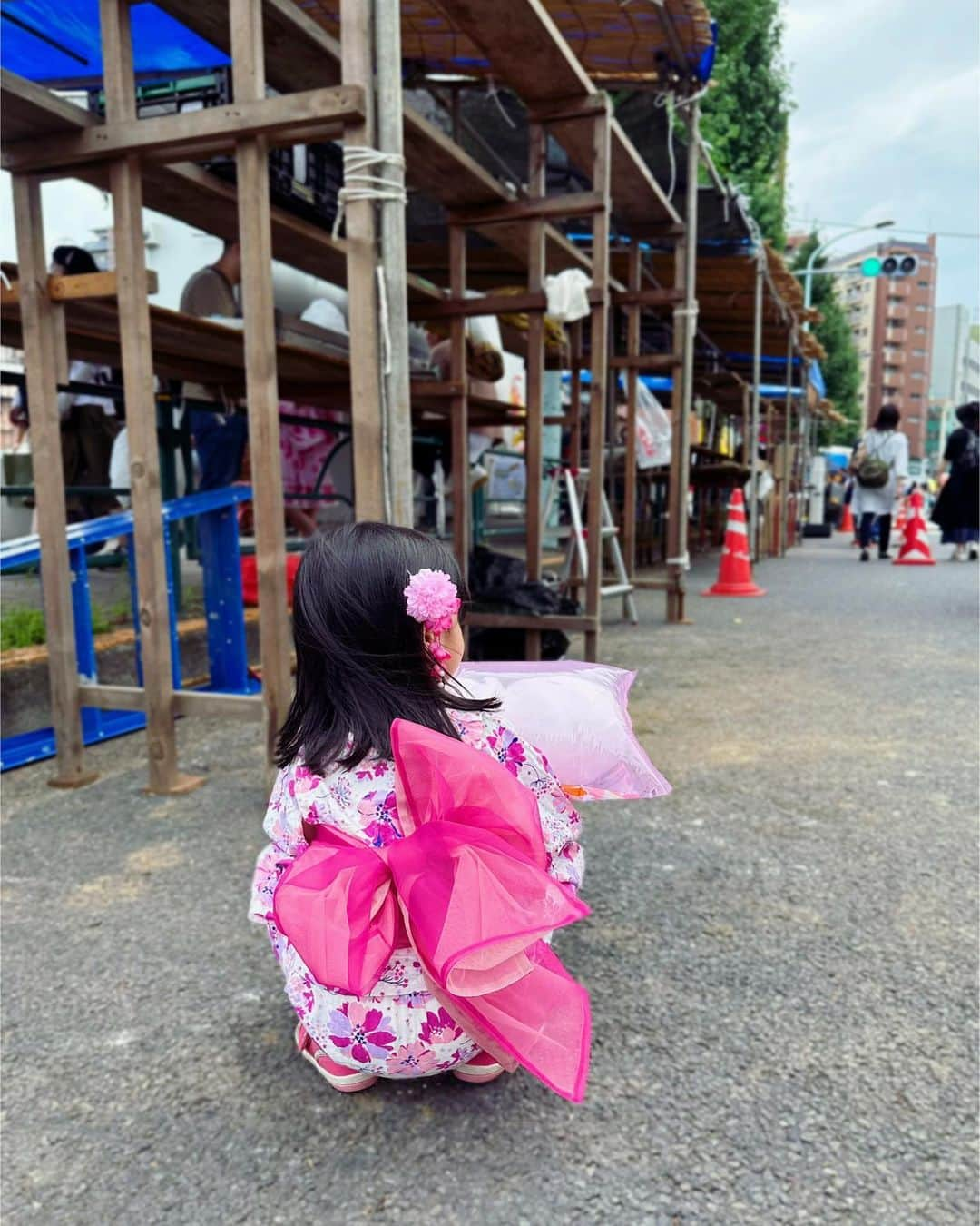 繁田美貴さんのインスタグラム写真 - (繁田美貴Instagram)「*＊ 大好きな朝顔まつりが復活☆ 妊娠中にも行きましたが、それがコロナ前最後の年で その後ずっと中止に。。 今年、やっと娘を連れて行くことができました♪ 最終日の今日、 午後の早い時間でも朝顔は既に完売していて。。 つまりはそれだけ 活気が戻ってきたということですね☺️ #朝顔 は買えず #完売御礼 の棚の裏にしゃがみこむ #娘の背中 に少々哀愁が漂ってますが、 #初めての #わたあめ #スーパーボールすくい に #かき氷 #🍧 #お祭り しっかり楽しんでいました✨ #3歳 #育児日記 #入谷朝顔まつり #朝顔市 #娘ぱんだ日々成長中」7月8日 23時49分 - handa_miki