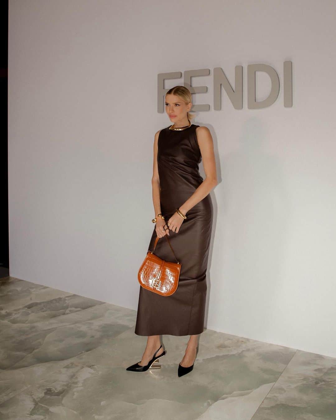 エレナ・ペルミノヴァのインスタグラム：「@fendi girl 🤎」