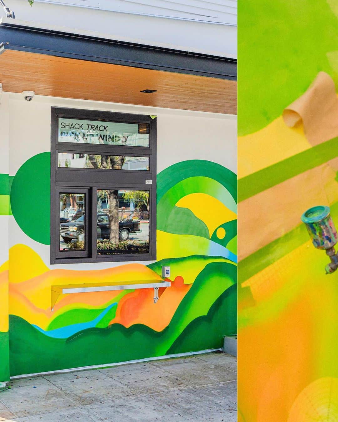 SHAKE SHACKさんのインスタグラム写真 - (SHAKE SHACKInstagram)「Meet #shackartist Mich Miller! 🎨  Mich is an LA-based painter with a love for abstraction, color, and good vibes. They recently brought those vibes to our (newly opened!) Culver City Shack—these green geometric gradients can be found around the pick-up window, inside the dining room, and beside the pickup shelves. 🛍️  Artist IG: @michmillerprint」7月9日 0時01分 - shakeshack