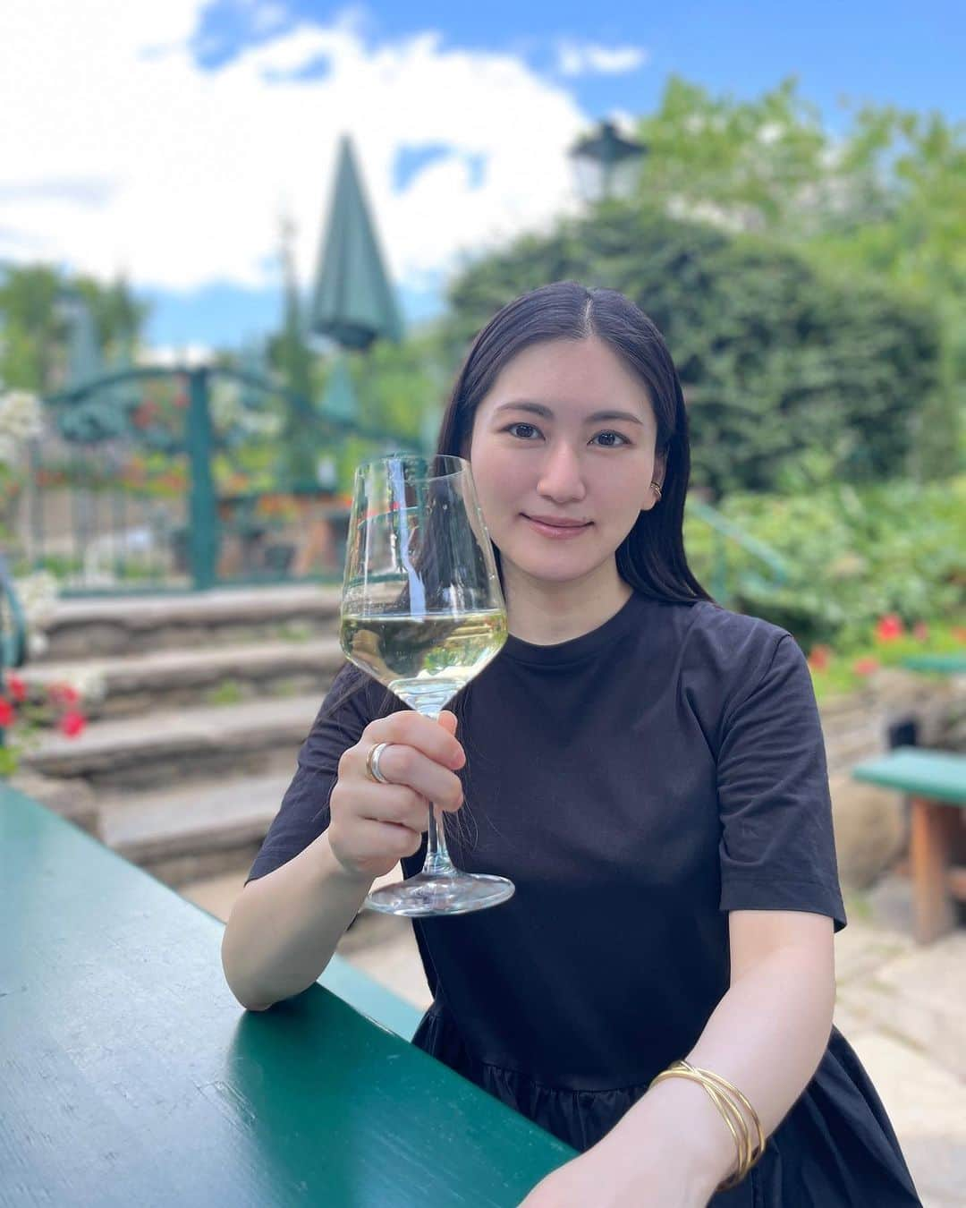 田中彩子さんのインスタグラム写真 - (田中彩子Instagram)「7. July is the day I started living in Vienna. its kind of my birthday as a singer☺️ It has been already 21 years!  7月7日はウィーンに住み始めた日で、本格的に歌手人生が始まった誕生日のような思い入れのある日でして、そんなお祝いの日も今年で21回目、ウィーンにすんで21年になりました。無事に生きて来れたことに感謝です。いつもありがとうございます。ウィーンのホイリゲで🍷」7月9日 0時01分 - ayakotanaka_instaofficial