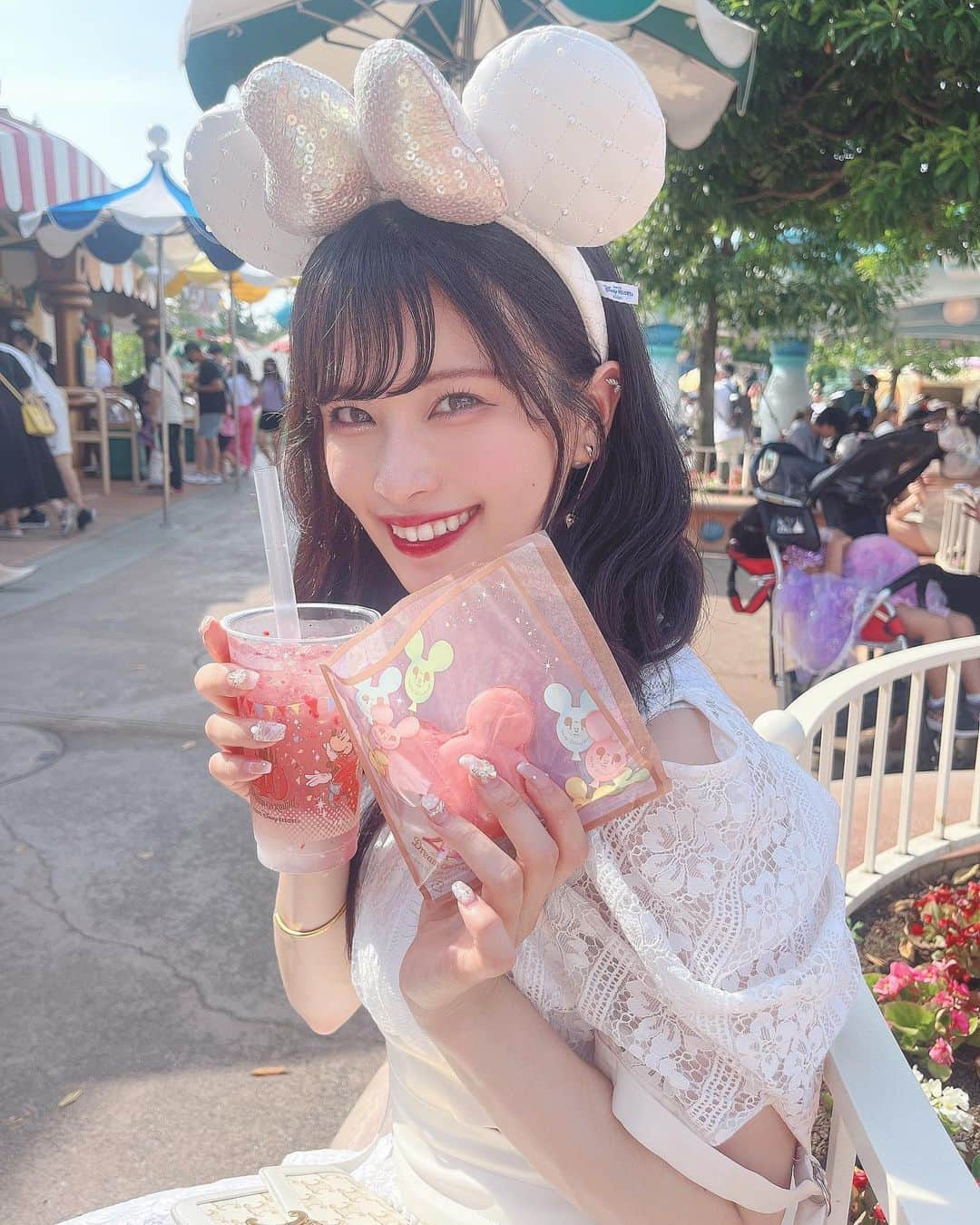 田北香世子さんのインスタグラム写真 - (田北香世子Instagram)「食べたかったやつ大体食べた！😋 ブリュレ風チュロスとミッキーマカロンが特に好き🍦  #ディズニー #ディズニーコーデ #ディズニーランド #ディズニーランドグルメ #ディズニーカチューシャ #うきわまん」7月9日 0時01分 - kayoko_takita