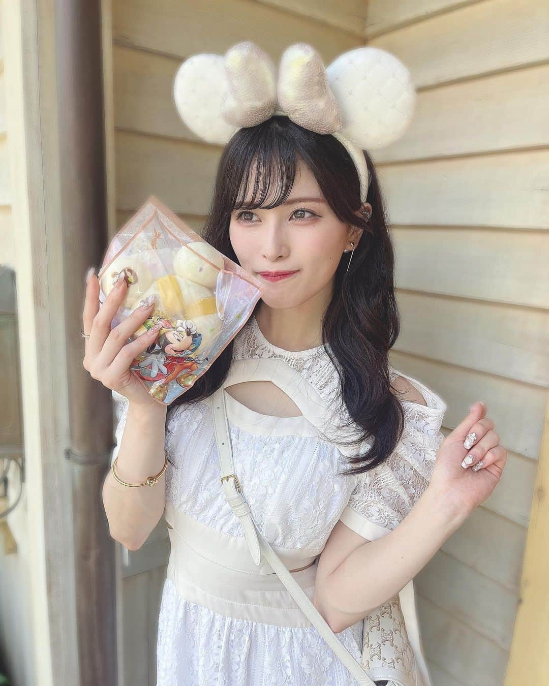 田北香世子さんのインスタグラム写真 - (田北香世子Instagram)「食べたかったやつ大体食べた！😋 ブリュレ風チュロスとミッキーマカロンが特に好き🍦  #ディズニー #ディズニーコーデ #ディズニーランド #ディズニーランドグルメ #ディズニーカチューシャ #うきわまん」7月9日 0時01分 - kayoko_takita