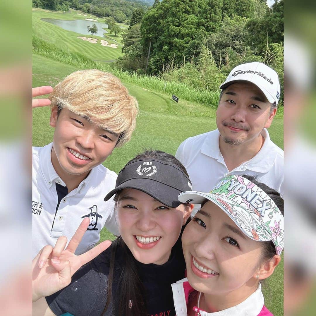 江原詩織さんのインスタグラム写真 - (江原詩織Instagram)「チーム石岡の定例会、今回は石岡以外にも行ってみたいねってことで水の都、米原へ⛳️  米原は初心者の頃、人生初めて参加したコンペが開催された思い出のゴルフ場であり、今回で4度目のラウンド🏌️‍♀️  前回、前々回は90台だったので今回は80台を目標にしました！！  前半INは素でダボ・トリ・ダボと叩いてしまい、スコアは望めないかもしれないと思ったものの、  徐々に全身に血が巡り始めショートホールは4つともパーを獲得、後半はアプローチの距離感が良くなって寄せワンを4つ取ることができました＼(^o^)／✨  中でも特に良かったのは31ydのアプローチ！！！  17番と6番はどちらも狙い通りの落とし所と転がりで31ydベタピン📍  これからは得意距離を31ydですって言おうと思いますっっ🐥！✨笑  #集合写真大き過ぎてフォトスコアに使えなかった問題  #米原ゴルフ倶楽部  #ドライバー #driver  #xxio #ゼクシオ #ゼク女 #yonex #yonexgolf  #ゴルフ初心者 #ゴルフ部 #ゴルフ上手くなりたい #ゴルフ好きとつながりたい #golfswing #女子ゴルフ #ゴルフ女子 #ゴルフ男子 #ゴルファー #golfrange #golflife #golfer #golf #골프 #กอล์ฟ #高尔夫球 #golfstagram」7月9日 6時00分 - shiori__golf