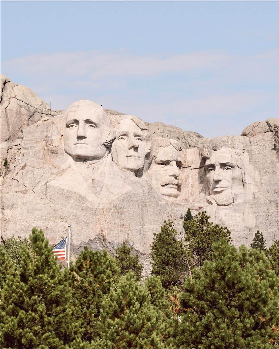 Visit The USAのインスタグラム：「Outdoor adventures camera roll: South Dakota edition. ☀️🥾🌲  This is how to make the best of your vacation in the USA’s midwest and cross off all those pending items on your bucket list:  😮See the iconic, stone-carved Mount Rushmore National Memorial. Visit in May, September or October for great weather and fewer crowds. 🏕️Enjoy wilderness from your tent. Camp out in style at @undercanvasofficial ⛰️Explore the unmatched landscapes of Badlands National Park. Fly to Rapid City Regional Airport or make it a road trip from Denver.   📸: @letsnomnom_  #VisitTheUSA #MountRushmore #NationalMemorial #SouthDakota  #HiFromSD」