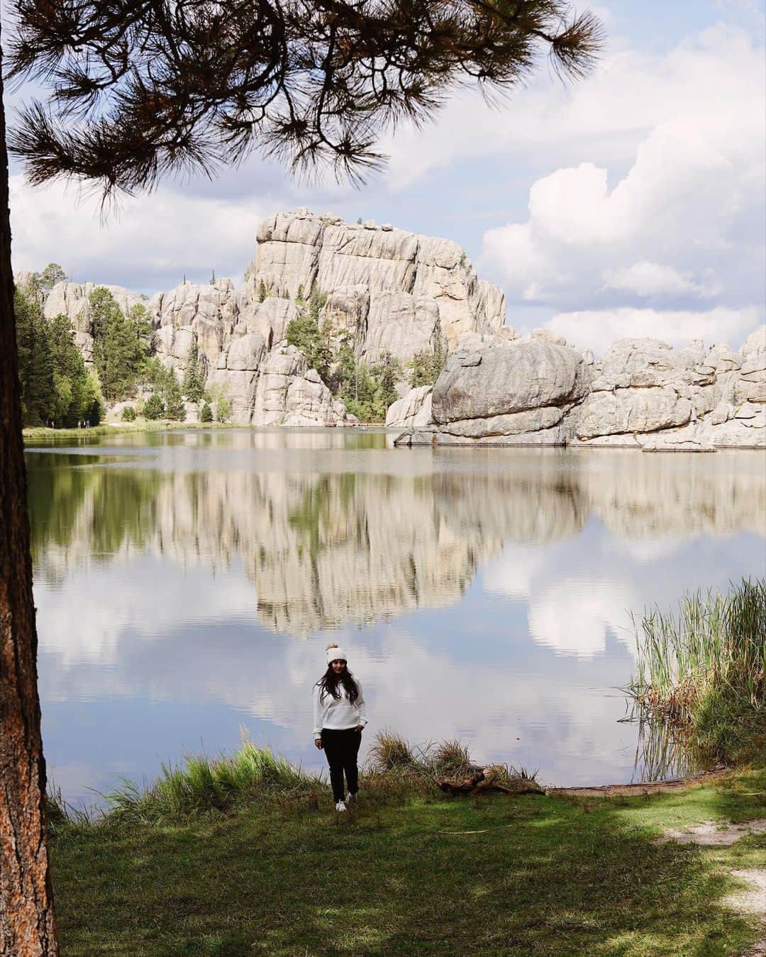 Visit The USAさんのインスタグラム写真 - (Visit The USAInstagram)「Outdoor adventures camera roll: South Dakota edition. ☀️🥾🌲  This is how to make the best of your vacation in the USA’s midwest and cross off all those pending items on your bucket list:  😮See the iconic, stone-carved Mount Rushmore National Memorial. Visit in May, September or October for great weather and fewer crowds. 🏕️Enjoy wilderness from your tent. Camp out in style at @undercanvasofficial ⛰️Explore the unmatched landscapes of Badlands National Park. Fly to Rapid City Regional Airport or make it a road trip from Denver.   📸: @letsnomnom_  #VisitTheUSA #MountRushmore #NationalMemorial #SouthDakota  #HiFromSD」7月9日 0時00分 - visittheusa