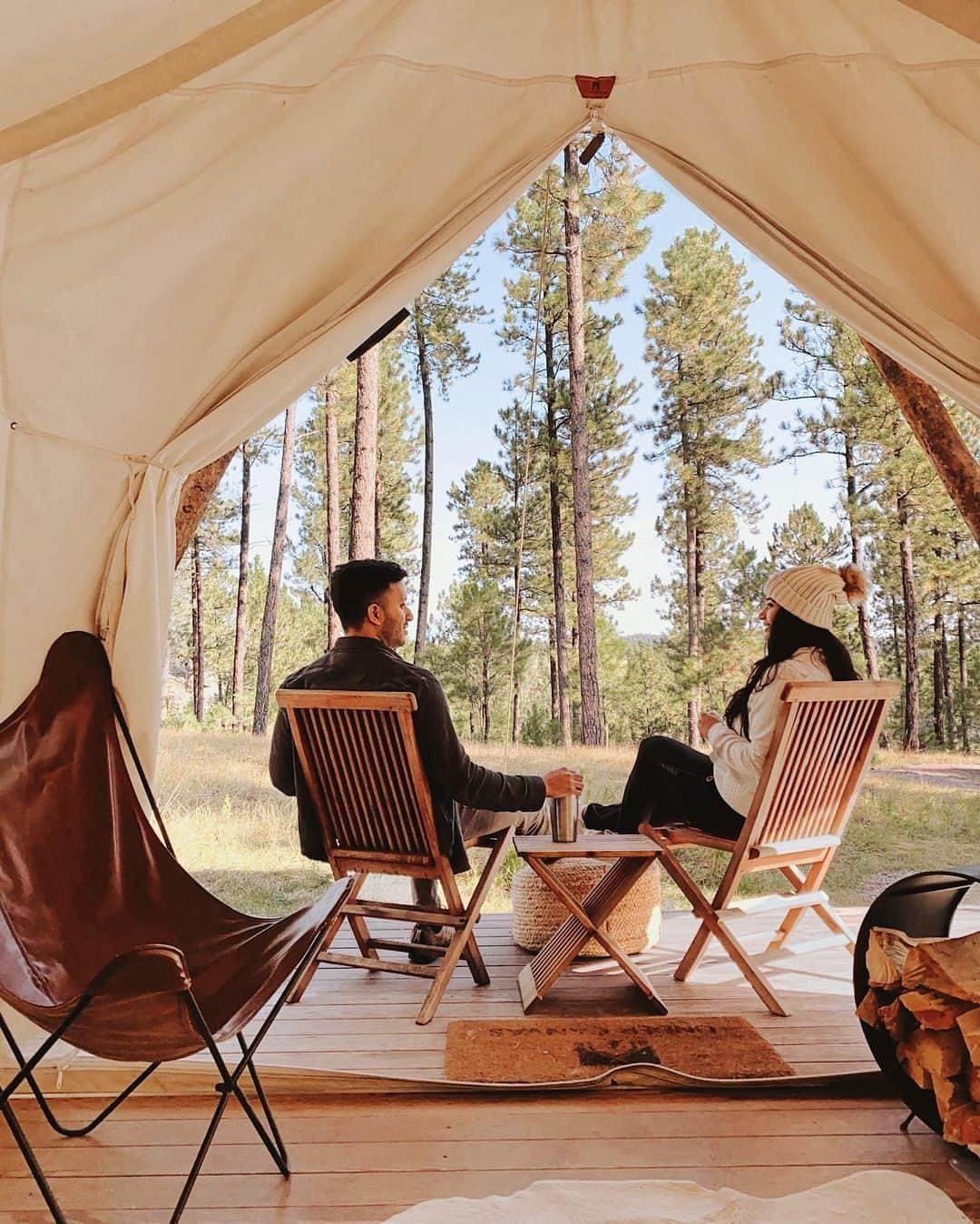 Visit The USAさんのインスタグラム写真 - (Visit The USAInstagram)「Outdoor adventures camera roll: South Dakota edition. ☀️🥾🌲  This is how to make the best of your vacation in the USA’s midwest and cross off all those pending items on your bucket list:  😮See the iconic, stone-carved Mount Rushmore National Memorial. Visit in May, September or October for great weather and fewer crowds. 🏕️Enjoy wilderness from your tent. Camp out in style at @undercanvasofficial ⛰️Explore the unmatched landscapes of Badlands National Park. Fly to Rapid City Regional Airport or make it a road trip from Denver.   📸: @letsnomnom_  #VisitTheUSA #MountRushmore #NationalMemorial #SouthDakota  #HiFromSD」7月9日 0時00分 - visittheusa