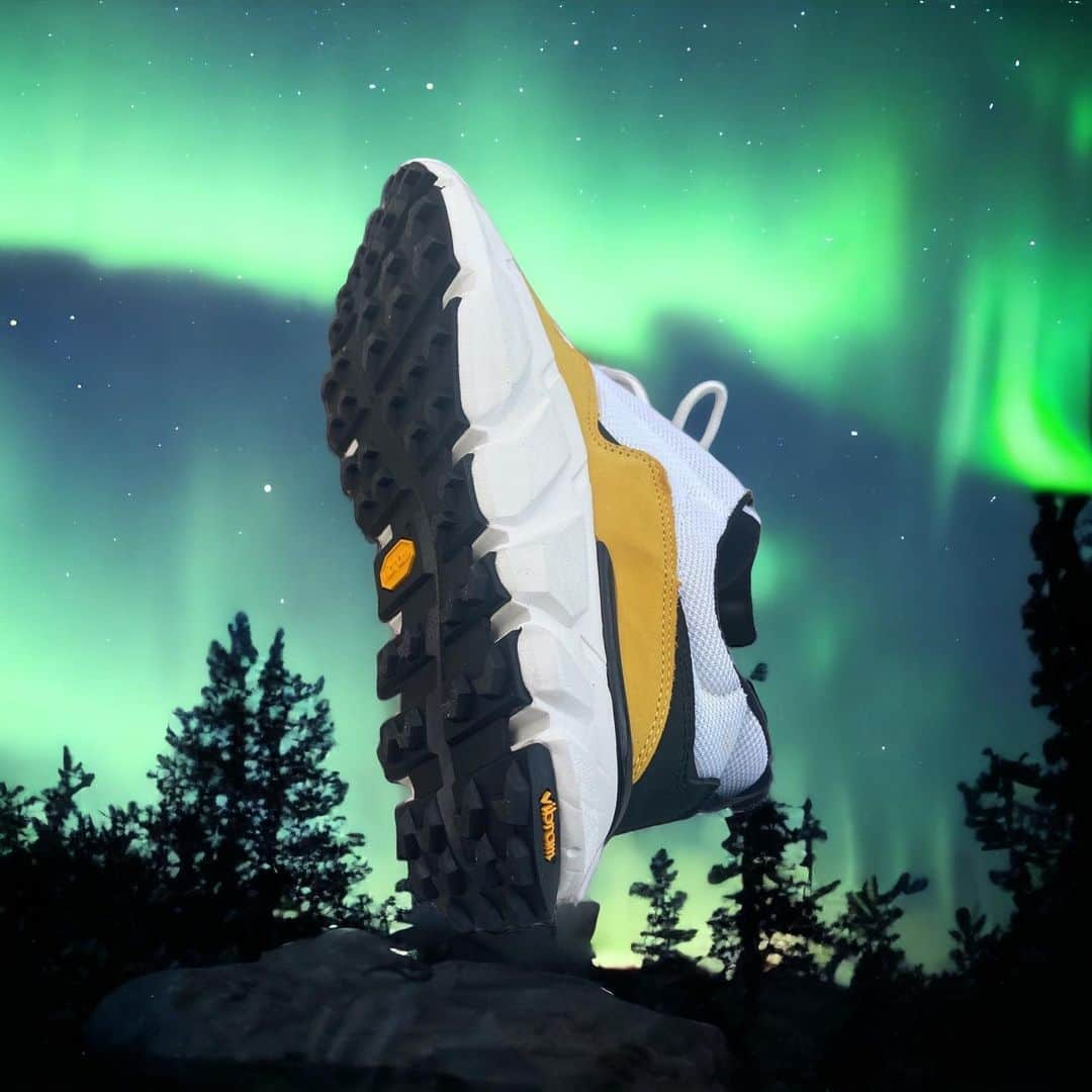 ビブラムのインスタグラム：「The #Vibram sole open design on the @clearweatherbrand Front Runner Lava Cools has been developed to be self-cleaning and to provide traction and safety. The EVA midsole reduces weight and improve shock absorbing. The special S-line design, reflects and compliments natural foot movement.  Pic by @clearweatherbrand  #Vibram #ConfidenceInEveryStep #YourConnectionToEarth」