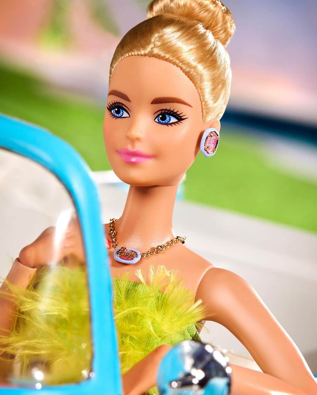 バービーさんのインスタグラム写真 - (バービーInstagram)「Meet the latest Barbie x @kendrascott collection, inspired by positivity and individuality. 💖   For every purchase of the Emilie Stud Earrings, Kendra Scott is donating 20% of the purchase to the Barbie Dream Gap Project, which will directly support the efforts of @girlsinc to ensure that a new generation of girl leaders grow up strong, smart, and bold!   Shop the limited-edition pieces at the link in bio! #barbie #barbiestyle」7月9日 0時00分 - barbiestyle