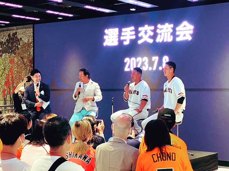 のインスタグラム：「エース完全復活！！  菅野投手ナイスピッチングでした⚾️  試合前には 「シーズンシートオーナー選手交流会」の司会を担当させていただきました🎤  中田翔選手&秋広優人選手、ご登場✨ ゲストOBには川口和久さん！  長期間付き合っている様な2人の関係性（笑）  中田選手は寂しがり屋さん 秋広選手は中田選手に口答えしている  などなど‥ココだけの話満載の特別な時間🎵  そして、中田選手のキッズファンへの優しさ&サプライズも素敵でしたね〜  明日までのベイスターズとの3連戦では後楽園球場の雰囲気を再現した "オールドサマーシリーズ"を開催💡  特別グッズ&飲食メニューもあります！是非お試しください！！  さぁ明日はカード勝ち越しへ🏟️  #読売ジャイアンツ #ジャイアンツ #東京ドーム #シーズンシートオーナー選手交流会 #東京ドーム #川口和久さん #オールドサマーシリーズ #スタジアムmc #髙橋大輔 #高橋大輔」