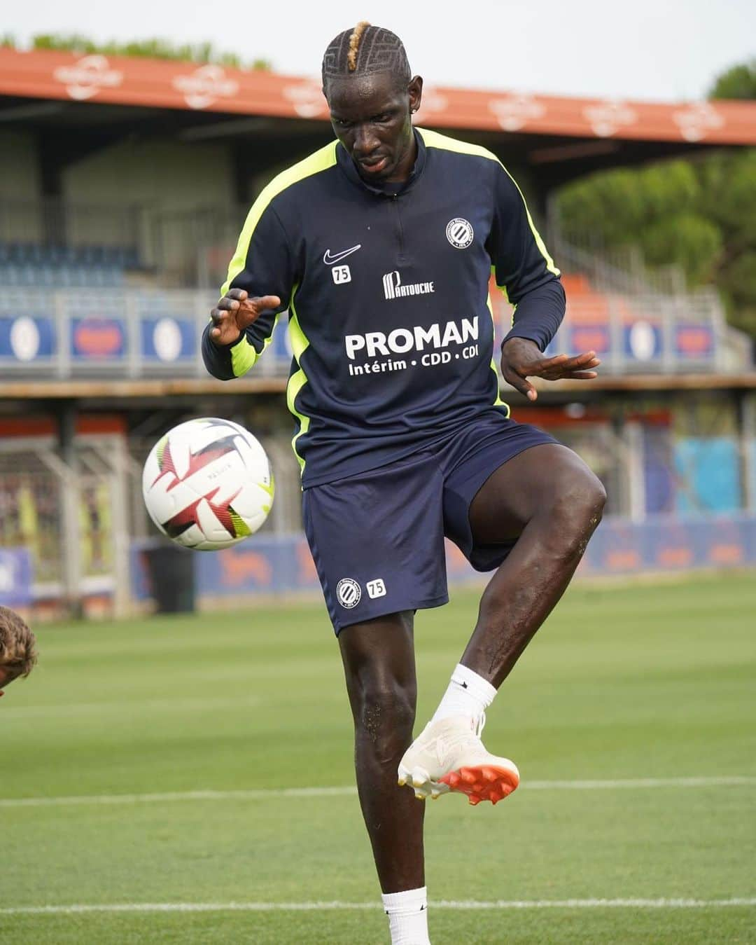 ママドゥ・サコーのインスタグラム：「Heureux  d’être de retour à l’entraînement cette semaine !! 💪🏾 #TeamSakho @mhscofficiel」