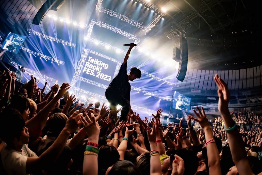 のインスタグラム：「Talking Rock! FES23  毎度お世話なっとります！！ 二年ぶりにありがとうございました！！！(ё) 行きの新幹線の中でダイブOKの知らせがきた笑 でも、やりたい曲やろう！！ってことで、セトリはそのまま！！ 気持ち良かったっす。 私飽きぬ私でダイブするのはたまーに発動するんでそんな感じで🔥 また！！！  写真 @fujiitaku  #キュウソネコカミ」