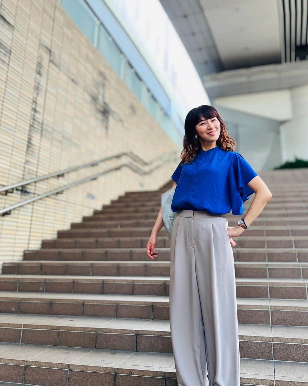 前田彩名のインスタグラム：「FOからすぐの階段にて。笑  プロフィール写真、 そろそろ撮り直そうかな☺️  photo by @ke.maybe」