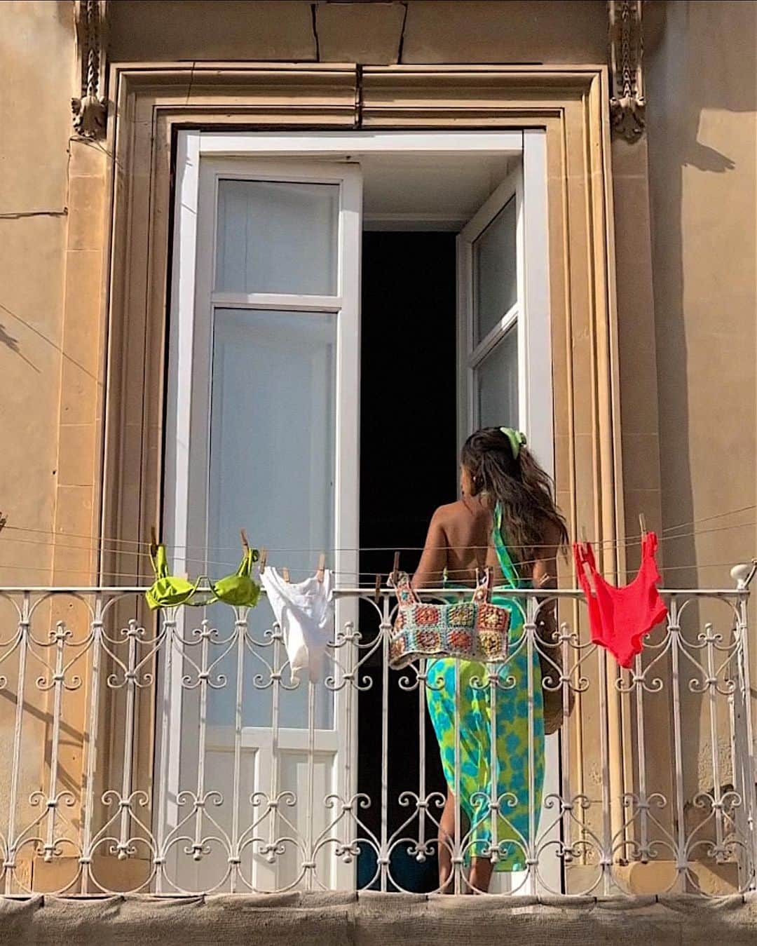 ジュリー・サリニャーナのインスタグラム：「This time last summer doing laundry in our cute Airbnb in Sicily… oh, how i miss being in Europe right now for the summer! 💕  So excited to comeback next summer though and spent it with bébé Matisse for the first time! 🥹  Will finally be sharing all of my euro summer ‘22 content I never posted… I was genuinely enjoying my summer last year being present and didn’t care to post any of the cute content I shot, but here you go now! #eurosummer #sicilysummer」