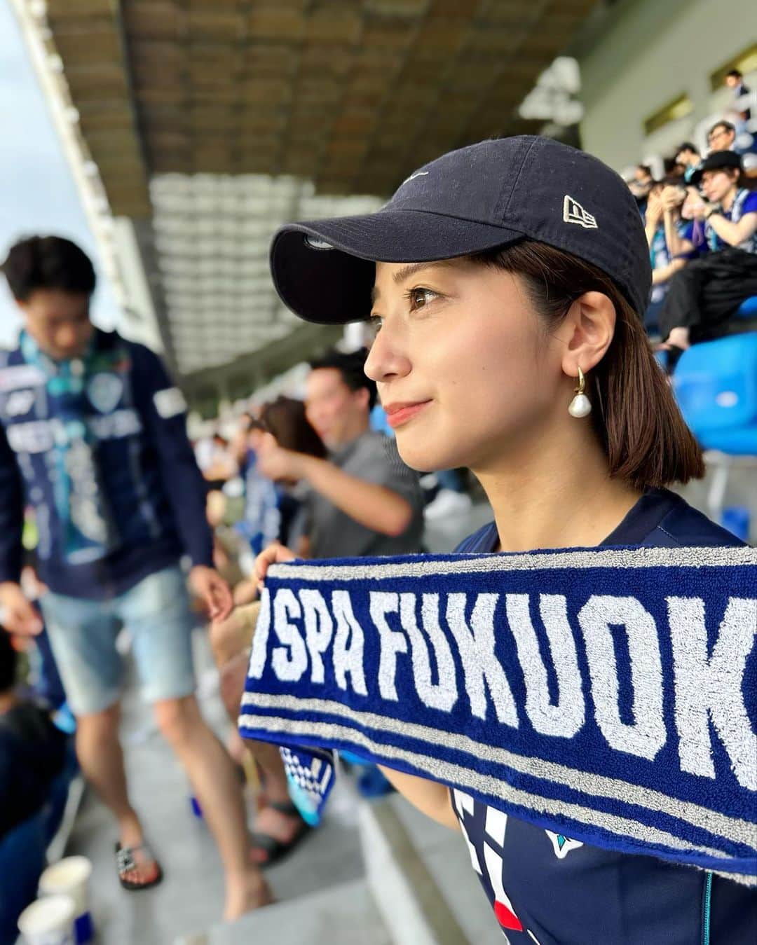 YUMIのインスタグラム：「. やっと行けた〜😭 少し久しぶりの観戦🐝🔥  今日は1番お気に入りなユニフォームを 久しぶりに着た☺️思い出いっぱい詰まってる🫶  そして結果は逆転勝利！！最高でした🥹💙 雨の中みなさんお疲れさまでした✨☺️  バックに帽子入れてたら、けばけばついた🧢😂  #avispa#soccer#jリーグ#j1#福岡#博多女子  #アビスパ福岡#サッカー#アビスパ#ユニフォーム #ユニフォーム女子#サッカー女子#ユニフォームコーデ #ポートレート#スポーツ観戦」