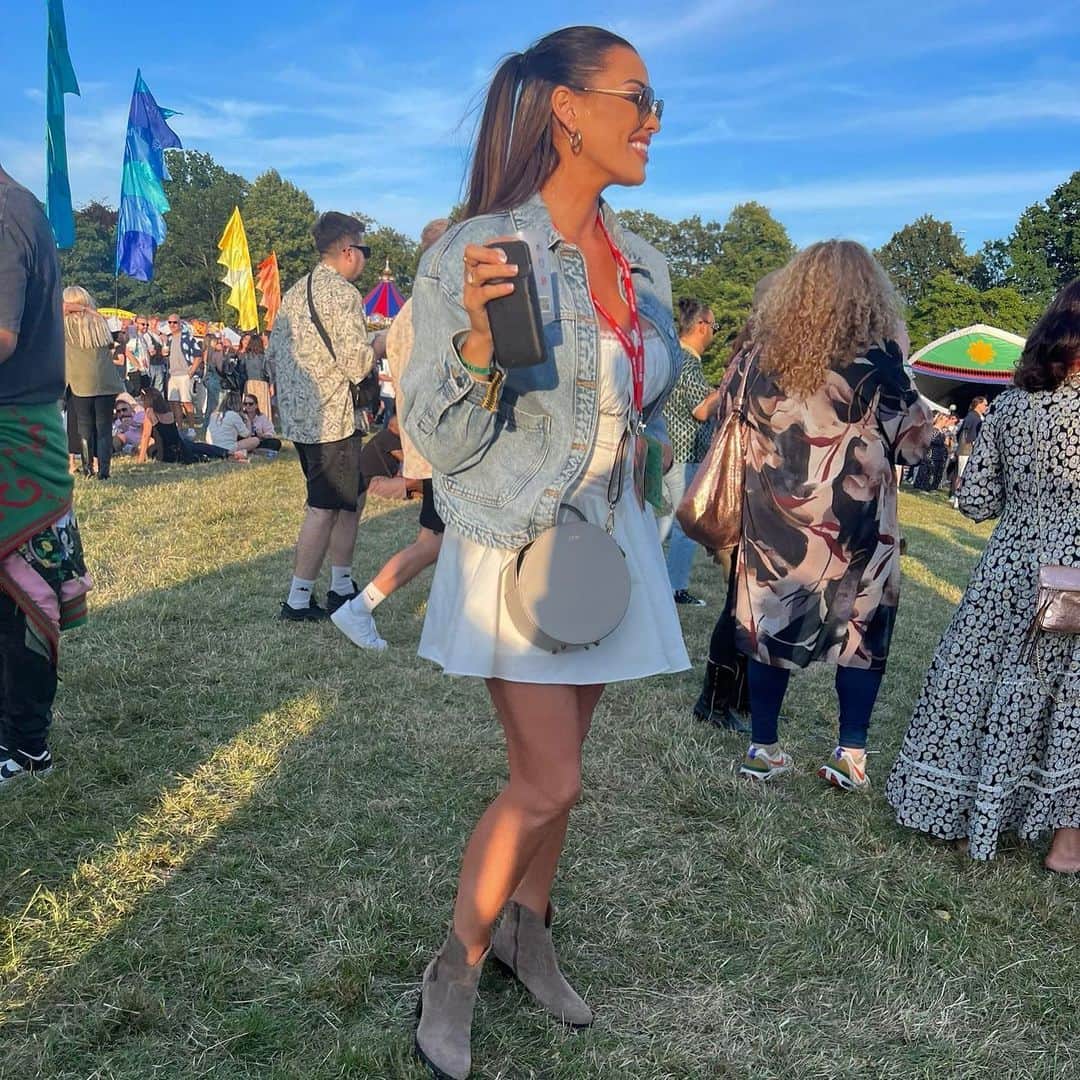 Jessica Wrightさんのインスタグラム写真 - (Jessica WrightInstagram)「I can confirm - a festival hangover & a baby do not mix well 🥵🫢🫠 oh and add a wasp sting under the foot on that hangover & you got a real recipe for disaster on your hands …. Yesterday was a lonnnggg day 😝 but it was so worth it because that was the first festival I’ve been to for years & was so much fun 🤩」7月9日 0時27分 - jesswright77