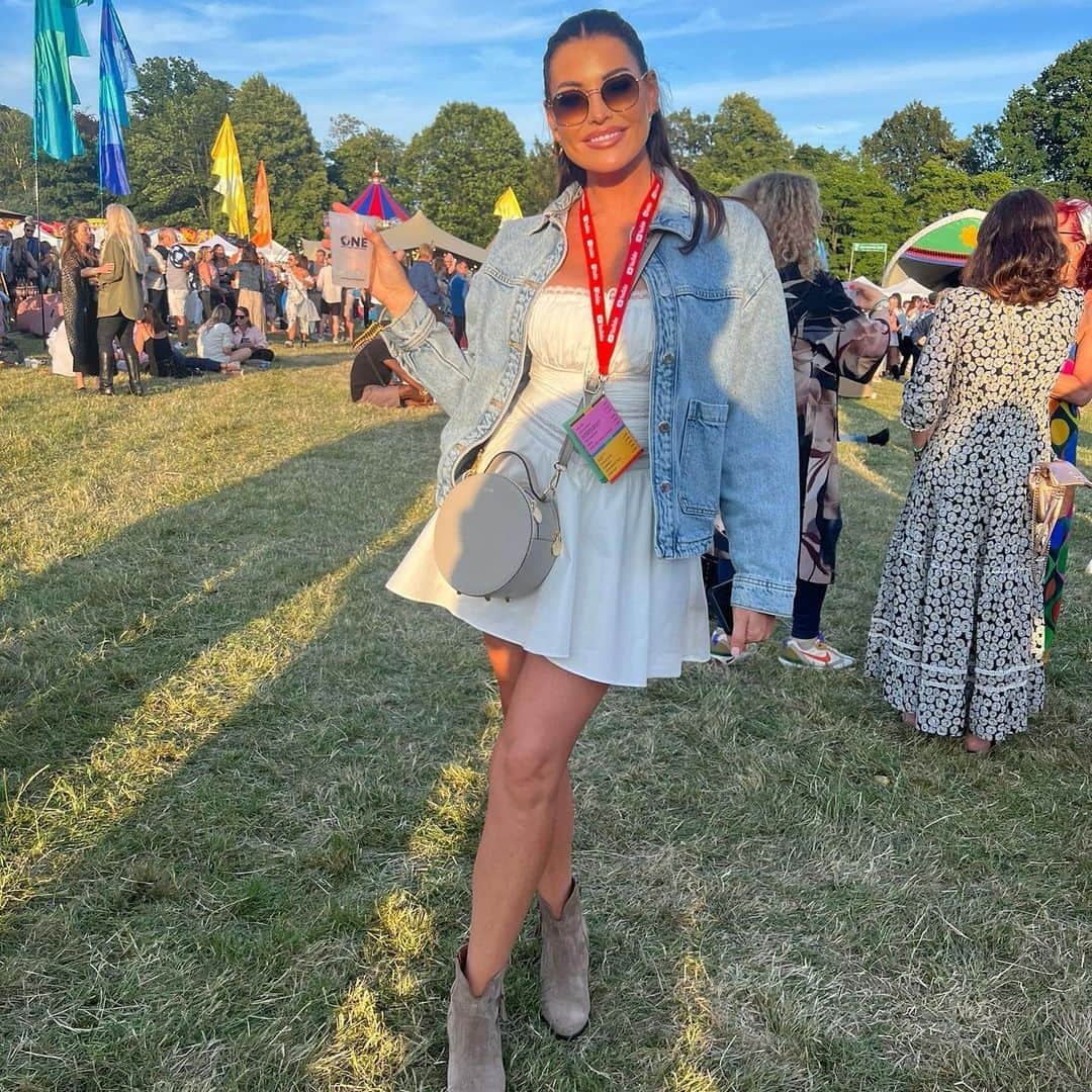 Jessica Wrightさんのインスタグラム写真 - (Jessica WrightInstagram)「I can confirm - a festival hangover & a baby do not mix well 🥵🫢🫠 oh and add a wasp sting under the foot on that hangover & you got a real recipe for disaster on your hands …. Yesterday was a lonnnggg day 😝 but it was so worth it because that was the first festival I’ve been to for years & was so much fun 🤩」7月9日 0時27分 - jesswright77