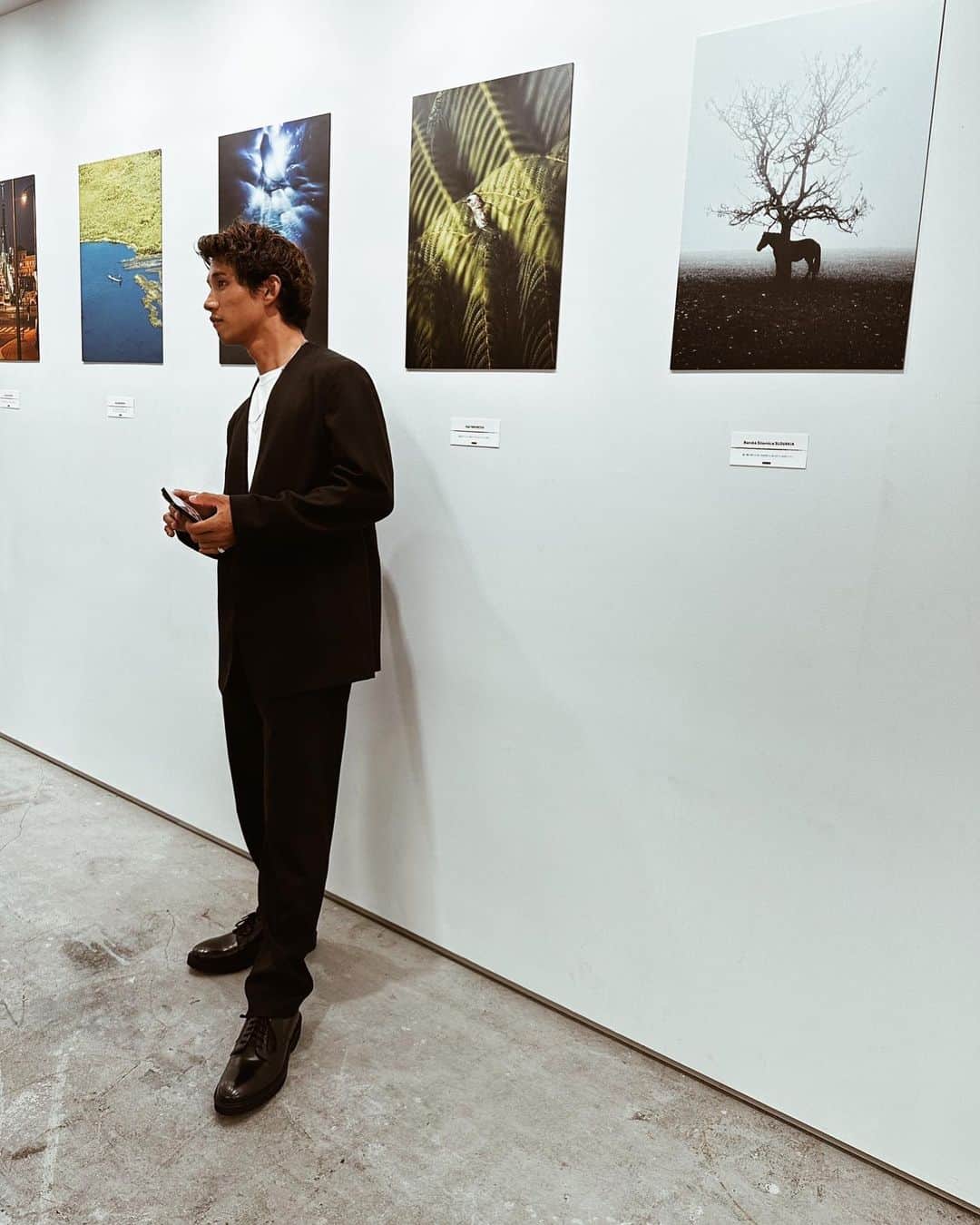 山中海輝のインスタグラム：「@dear__sir TOKYO EXHIBITION 2023. DAY1✔︎ ご来場してくださった皆様本当にありがとうございました。 明日は11:00〜18:00 みなさんのお越しお待ちしております！！  ____________________________ この度自身初となる個展、『”Dear＿sir” TOKYO EXHIBITION』を表参道にて開催することになりました。  2018年からプロサーファーとしての自分とアーティストとしての自分を切り離すため、@dear__sir と名乗りながら活動してきました。 この個展ではこの5年間を振り返り、さまざまなターニングポイントで出会った息をのむほど美しい風景や、偶然に巡り合った特別な瞬間、そして人生を変えてくれた写真や映像をその時のストーリーとともに展示したいと思っています。  また、写真から受けたインスピレーションをアパレルに落とし込んだ「DEAR＿SIR」グッズも先行販売します。  SNSやオンラインでは伝えきれない、リアルなDear＿sirの世界観を来場してくださった方々に体感していただけますと幸いです。  終日在廊していますので、展示会場でお会いできることを、心よりお待ちしております。  ▼概要 『”Dear＿sir” TOKYO EXHIBITION』 入場料無料（混雑時入場規制あり）  ▼日時 2023年7月8日 14:00-20:00 2023年7月9日 11:00-18:00  ▼会場 GALLERY FELES OMOTESANDO 〒150-0001 東京都渋谷区神宮前3-18-26」