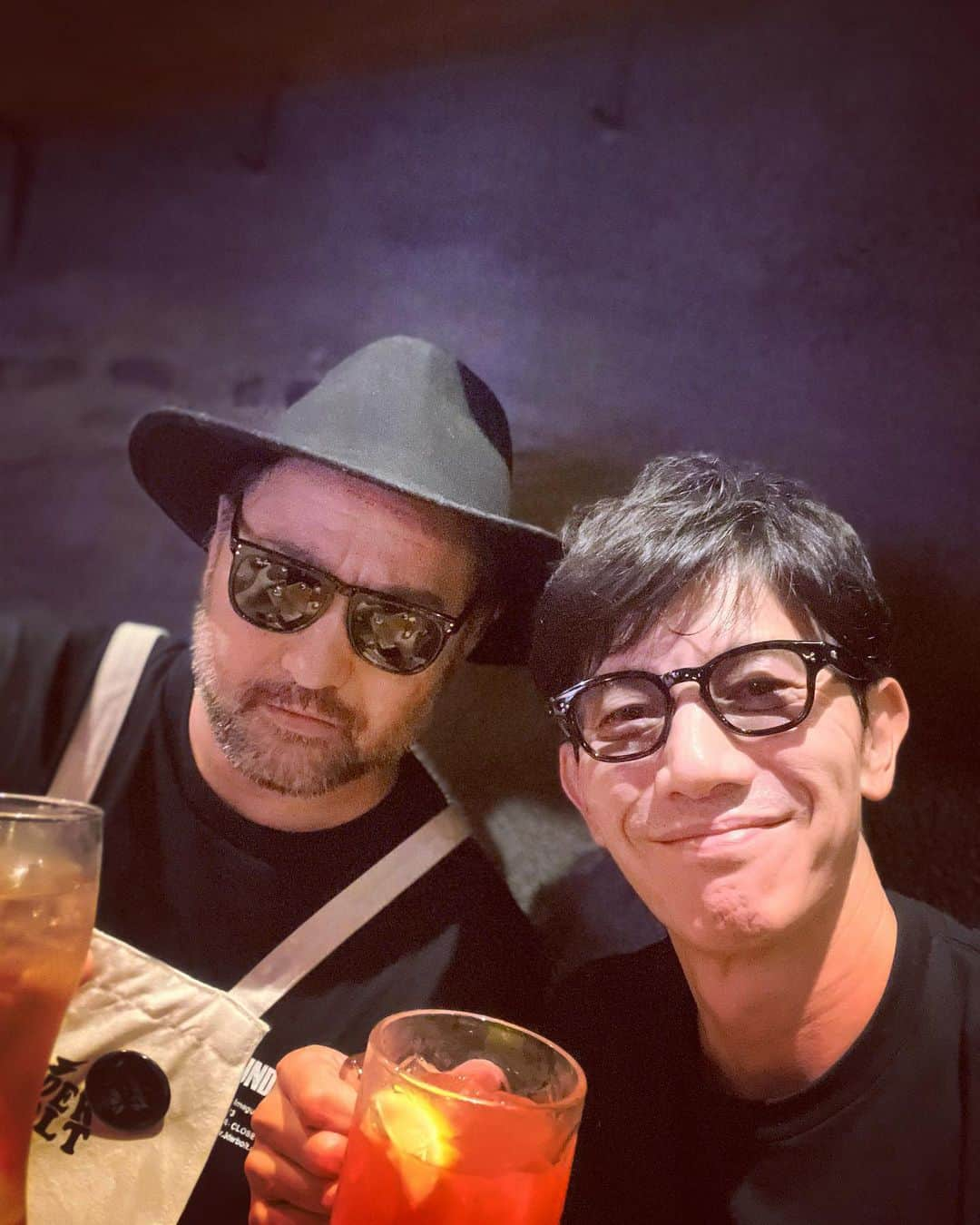 盛岡豊さんのインスタグラム写真 - (盛岡豊Instagram)「ちょいと飲みが足りなかったので、寄り道して事務所仲間の高田賢一（純日本人）に会いにスラッシュへ。 主のルパン（純日本人）とも久し振りに。  ルパン…我々俳優よりも存在感あり過ぎだわ。。。  #中目黒 #スラッシュ #高田賢一」7月9日 0時35分 - yutakabob