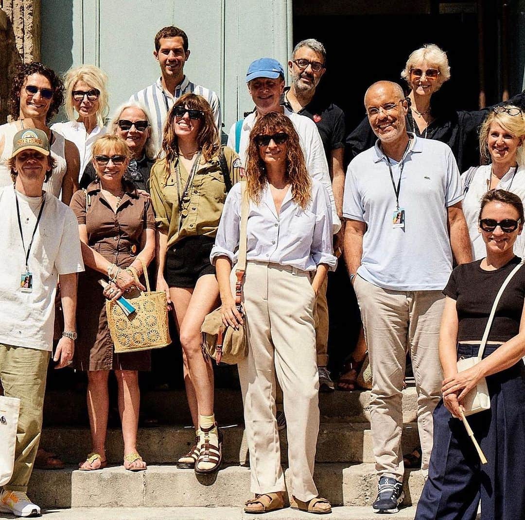 ルー・ドワイヨンのインスタグラム：「Merci @madamefigarofr, @anneflorenceschmitt et @josephghosn fière d’être là présidente du jury 2023 des @rencontresarles avec les divins et divines @carolinedemaigret, @alexlutzofficiel, @kamelmennourprivate, @victorbelmondo, @brigittelacombe, @vanessabruno, @humarchand, @margauxbrugvin @gwenola_couedel_mad et @rosalievarda ♥️ Cette année le prix a été décerné à Hannah Darabi @hannahdarabi pour son travail « Soleil of Persian Square » sur Tehrangeles.  Mention spéciale exceptionnelle, grâce a @kering_official,  pour Riti Sengupta (@riti_sengupta) pour son travail « Ce que je ne peux pas dire à voix haute ».   Bravo aux artistes nominées @hannahmodigh,  @mayaaliceart,  #hienhoang , @emmasarpaniemi, @samanthaboxphotography, @evanielsenstudio 🖤 Toujours une programmation impeccable aux rencontres, ❤️ expositions Saul Leiter, @agnes.varda, @wim.wenders.mx, Casa Susanna, Scrap Books… 👌🖤  Merci @oliviertheyskens et @marinebraunschvig 👗 et @zzotalents」