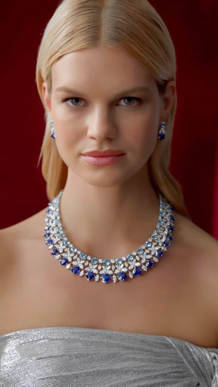 ハリー・ウィンストンのインスタグラム：「Weighing an impressive 186.22 carats, the multi-strand wide collar Princess Necklace is a statement that is glamorous, modern, and effortless—a spectacular jewel for life’s most important milestones. Tap the link in bio to explore the Royal Adornments collection. #HarryWinston #WinstonHighJewelry」