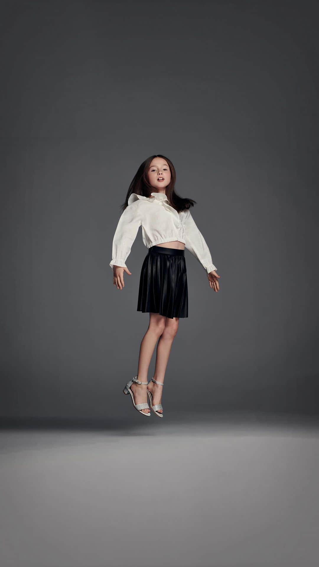 ココ・ロシャのインスタグラム：「The nepo baby to conquer them all 🤩@ioniconran on set with @gregkadelstudios for @ninewest」