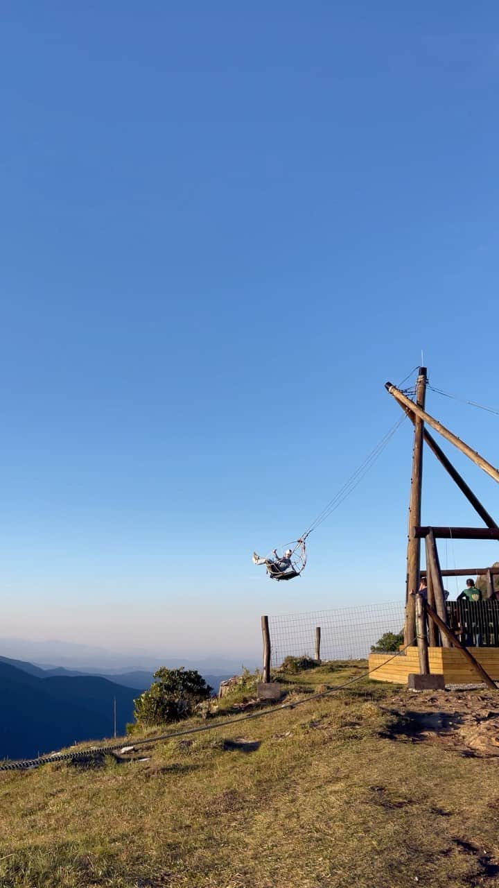 Jonas Sulzbachのインスタグラム：「Curtam essa energia junto comigo!!!! Que lugar surreal e que experiência única viu!! Um verdadeiro paraíso @canionsverdes 💚 em Cambará do Sul/RS . Essa travessia na tirolesa é uma parada mágica demais e vocês precisam sentir isso pelo menos uma vez na vida haha. Ahh é a tirolesa mais alta das Américas!!! No nosso Brasilzão!!!   #Tirolesa #Turismo #Natureza #Brasil @urbiaparques」