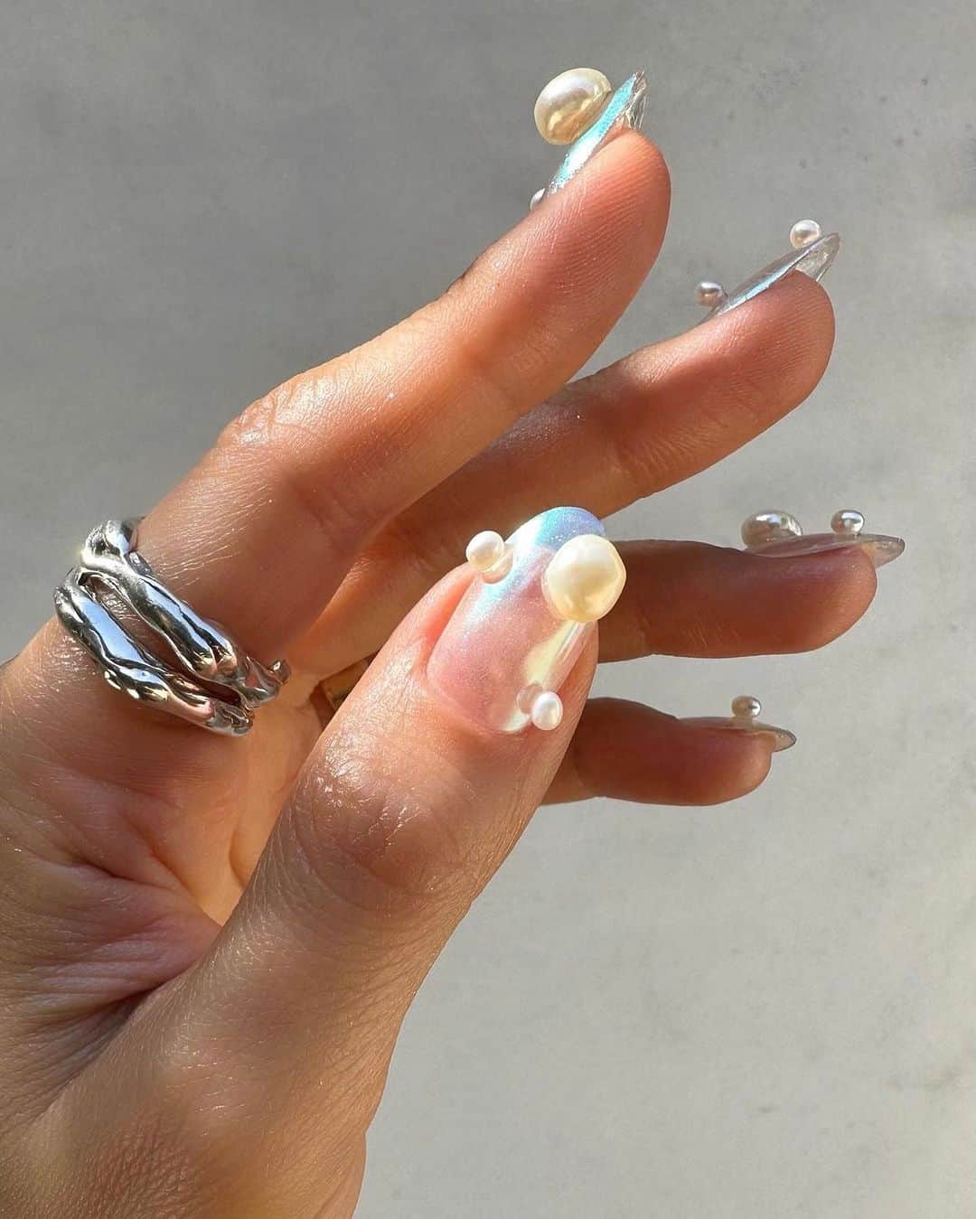 ELLE Germanyさんのインスタグラム写真 - (ELLE GermanyInstagram)「So elegant! Perlen und Schmucksteine zieren im Sommer unsere Nägel – und machen sie zu einem echten Kunstwerk. Wer probiert diese Maniküre gleich aus? ✨  Credit: @monlis_studio / @betina_goldstein / @matejanova #nails #nailart #nägel」7月9日 0時35分 - ellegermany