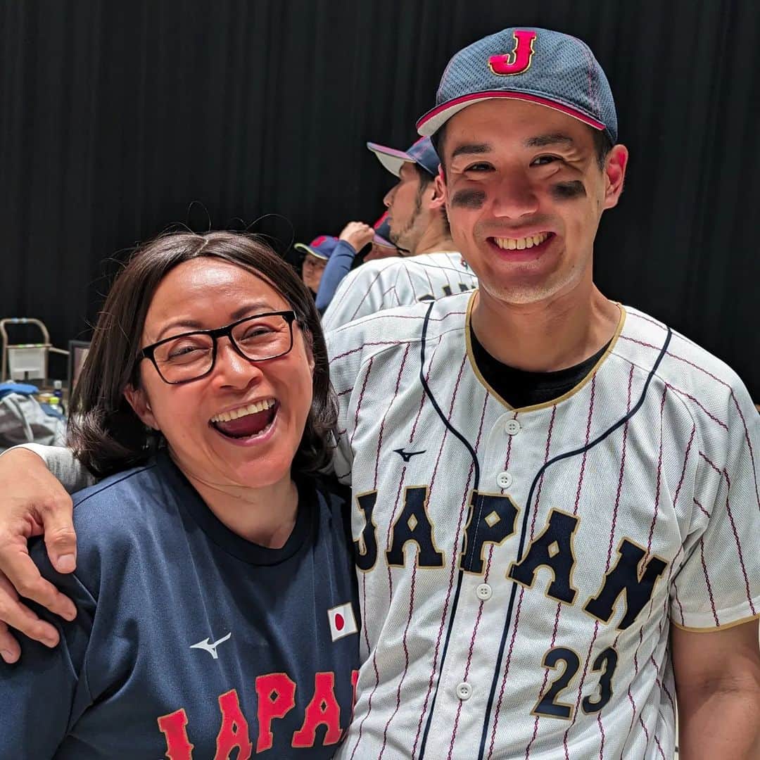 鈴木奈都のインスタグラム：「#細かすぎて伝わらないモノマネ ヌートバー選手のお母さん久美子さんでした🎵 ホークスファンとしては周東選手とも📸 WBC軍団は大所帯で合わせるのも大変で何度も練習したので、ガチ部活みたいで楽しかったっす😁 #ザ・細かすぎて伝わらないモノマネ」