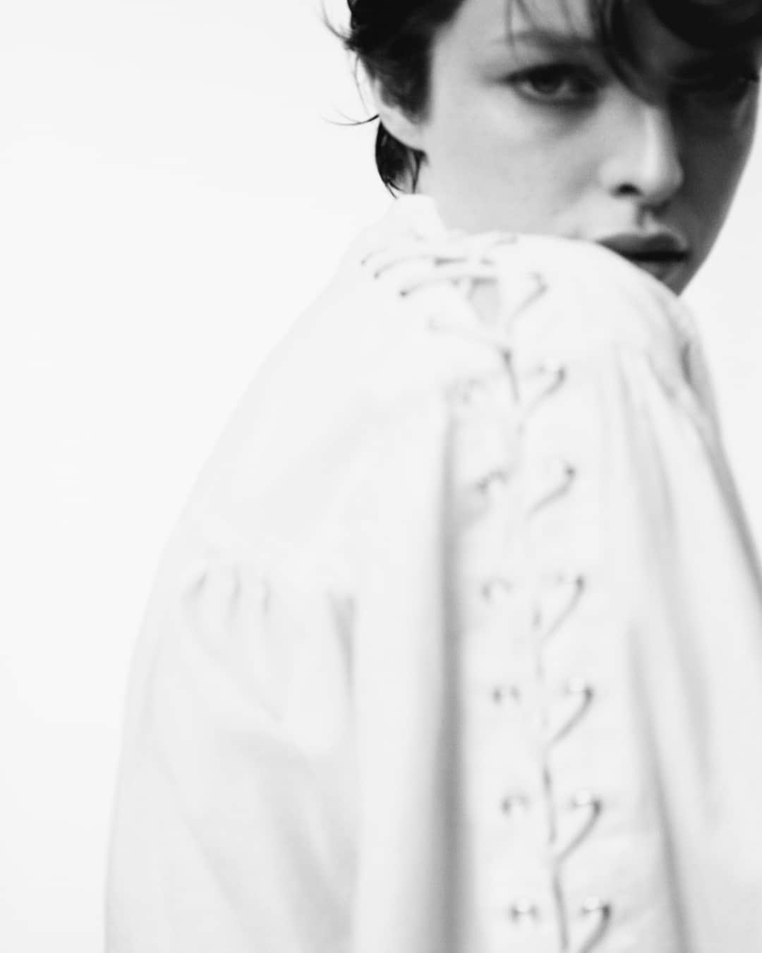 RE/DONEのインスタグラム：「Raiders and rebels. Pirate dresses and tops are now available #glit⠀⠀⠀⠀⠀⠀⠀⠀⠀ ⠀⠀⠀⠀⠀⠀⠀⠀⠀ Talent: @cassadyclover​​​​​​​​⠀⠀⠀⠀⠀⠀⠀⠀⠀ Photographer: @vitofernicola​​​​​​​​​​​​​​​​​​​​​​​⠀⠀⠀⠀⠀⠀⠀⠀⠀ Creative Agency: @ljbtnstudio​​​​​​​​​​​​​​​​​​​​​​​​⠀⠀⠀⠀⠀⠀⠀⠀⠀ Stylist: @lolitajacobs​​​​​​​​​​​​​​​​a​​​​​​​​⠀⠀⠀⠀⠀⠀⠀⠀⠀ Makeup: @_celinemartin_​​​​​​​​​​​​​​​​​​​​​​​​⠀⠀⠀⠀⠀⠀⠀⠀⠀ Hair stylist: @louisghewy​​​​​​​​⠀⠀⠀⠀⠀⠀⠀⠀⠀ Set designer: @nico.lall​​​​​​​​⠀⠀⠀⠀⠀⠀⠀⠀⠀ Production: @arthuretphilippine」